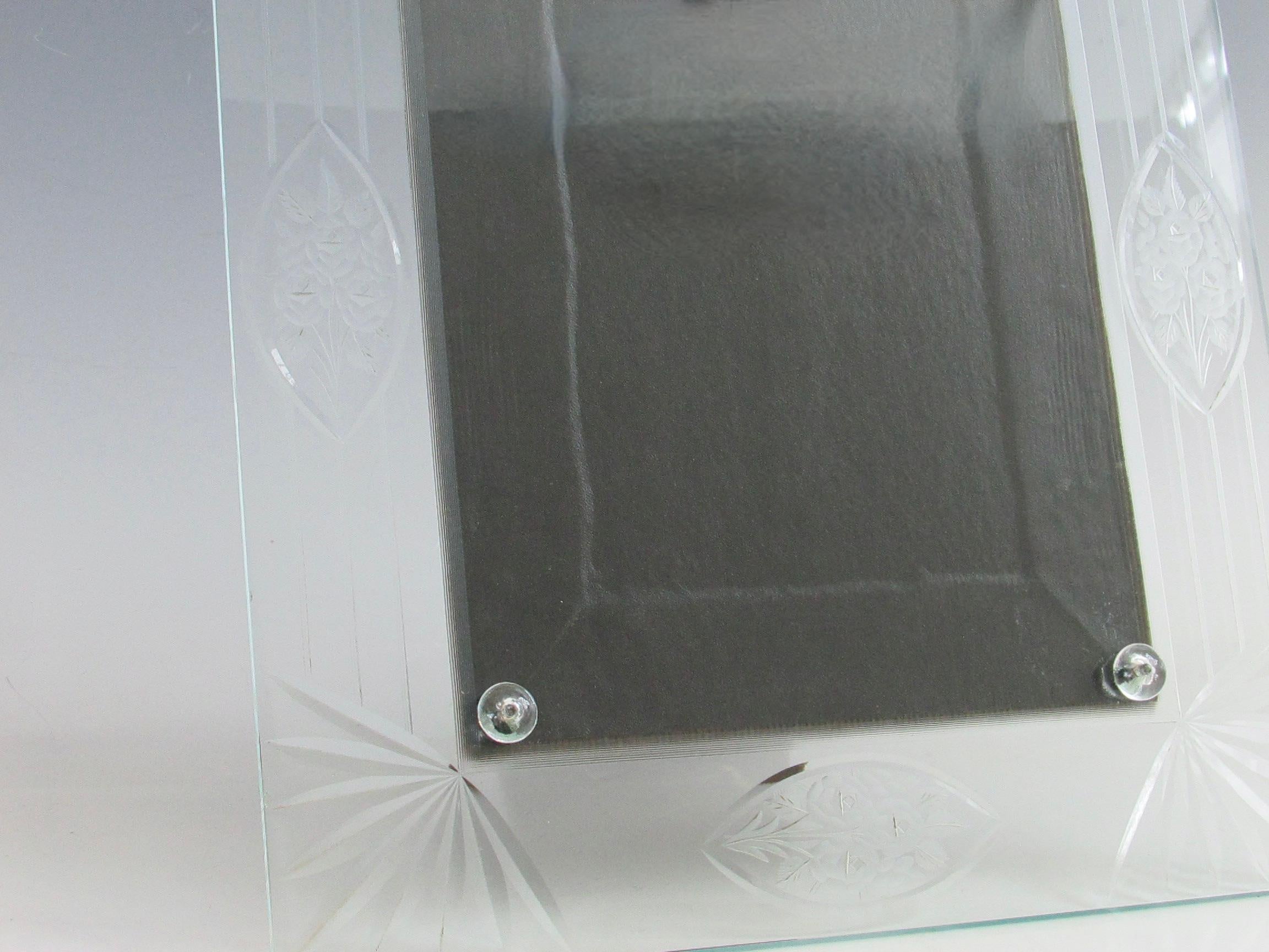 Marco de fotos de sobremesa de cristal de los años 40 con diseño inciso en venta 4