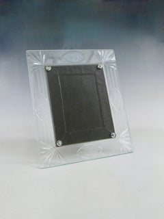 Schreibtisch-Bilderrahmen aus Glas aus den 1940er Jahren mit eingeritztem Motiv