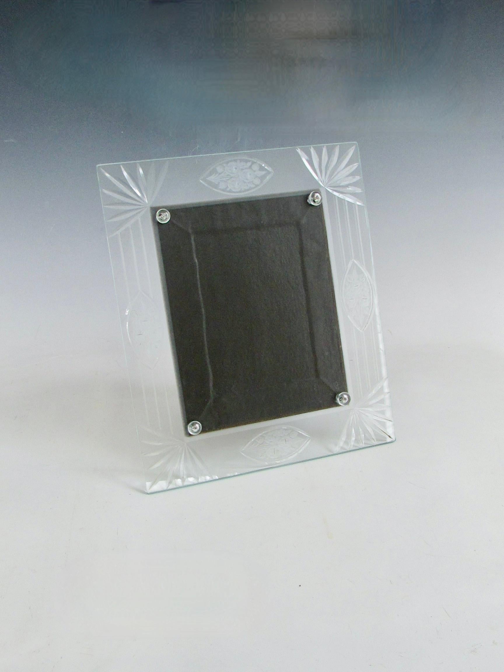 Marco de fotos de sobremesa de cristal de los años 40 con diseño inciso Hecho a mano en venta