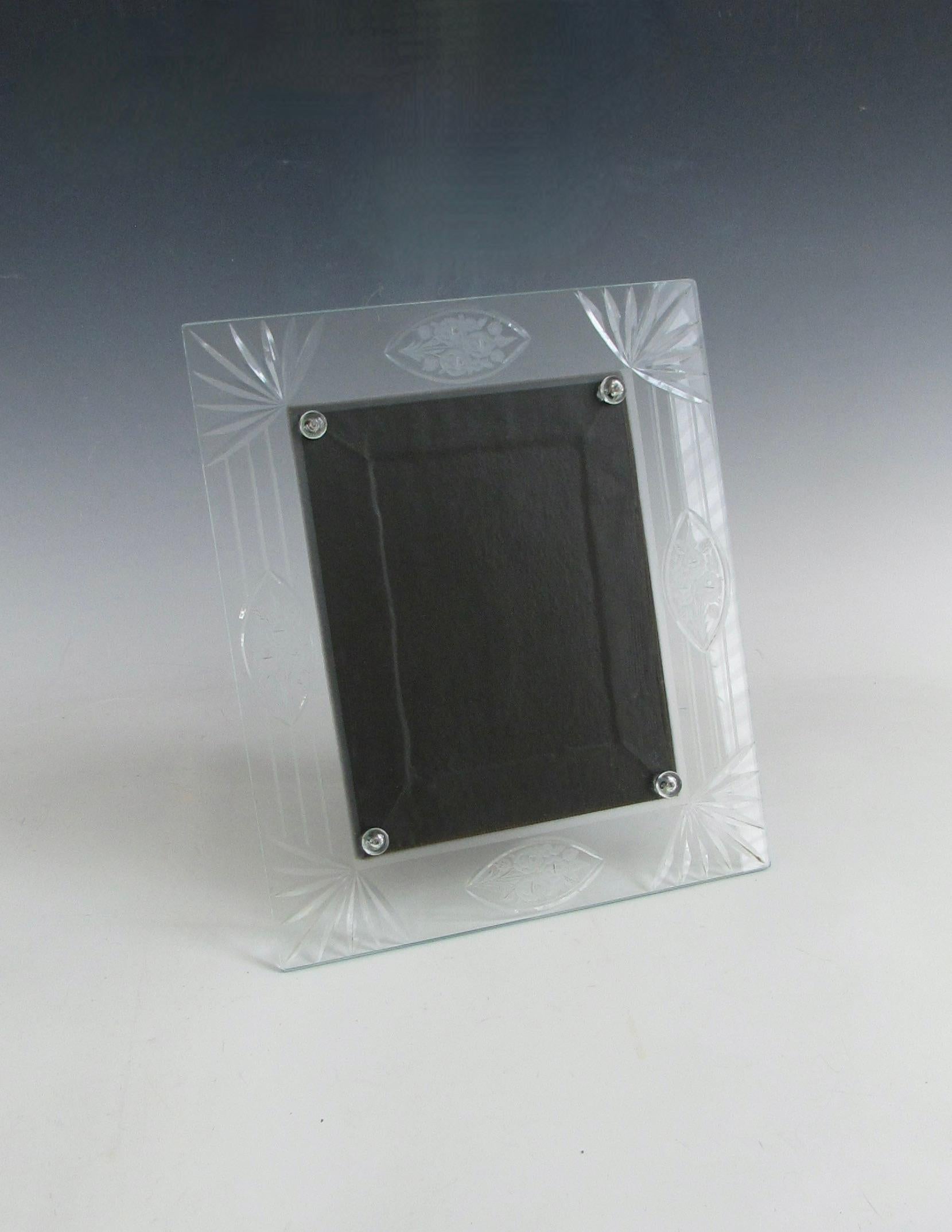 Marco de fotos de sobremesa de cristal de los años 40 con diseño inciso siglo XX en venta