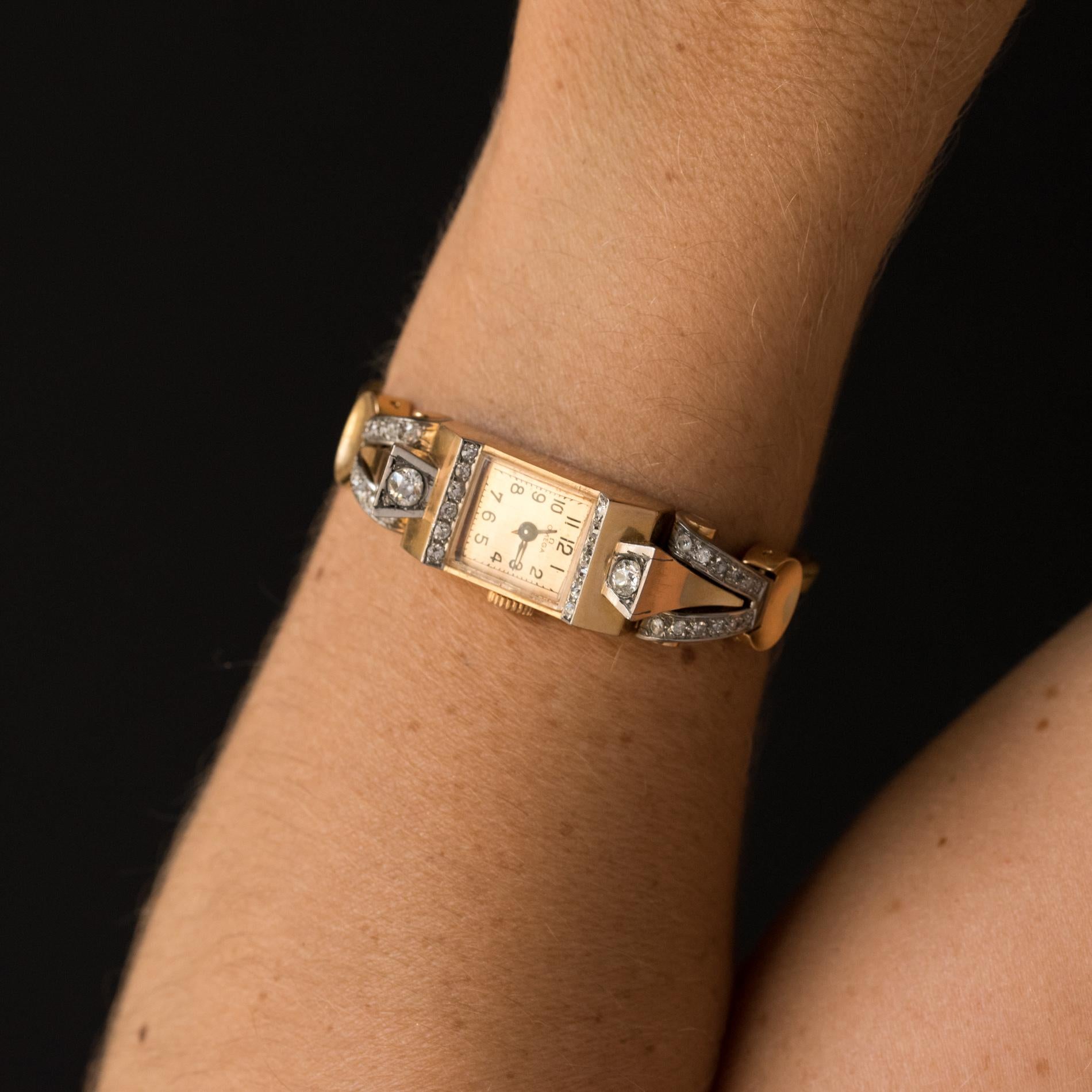 Woman watch in 18 carat yellow gold and platinum, eagle and dog heads hallmarks.

Rectangular in shape, it is bordered top and bottom of a line of brilliant-cut diamonds topped on a geometric pattern of a brilliant cut diamond that holds the strap