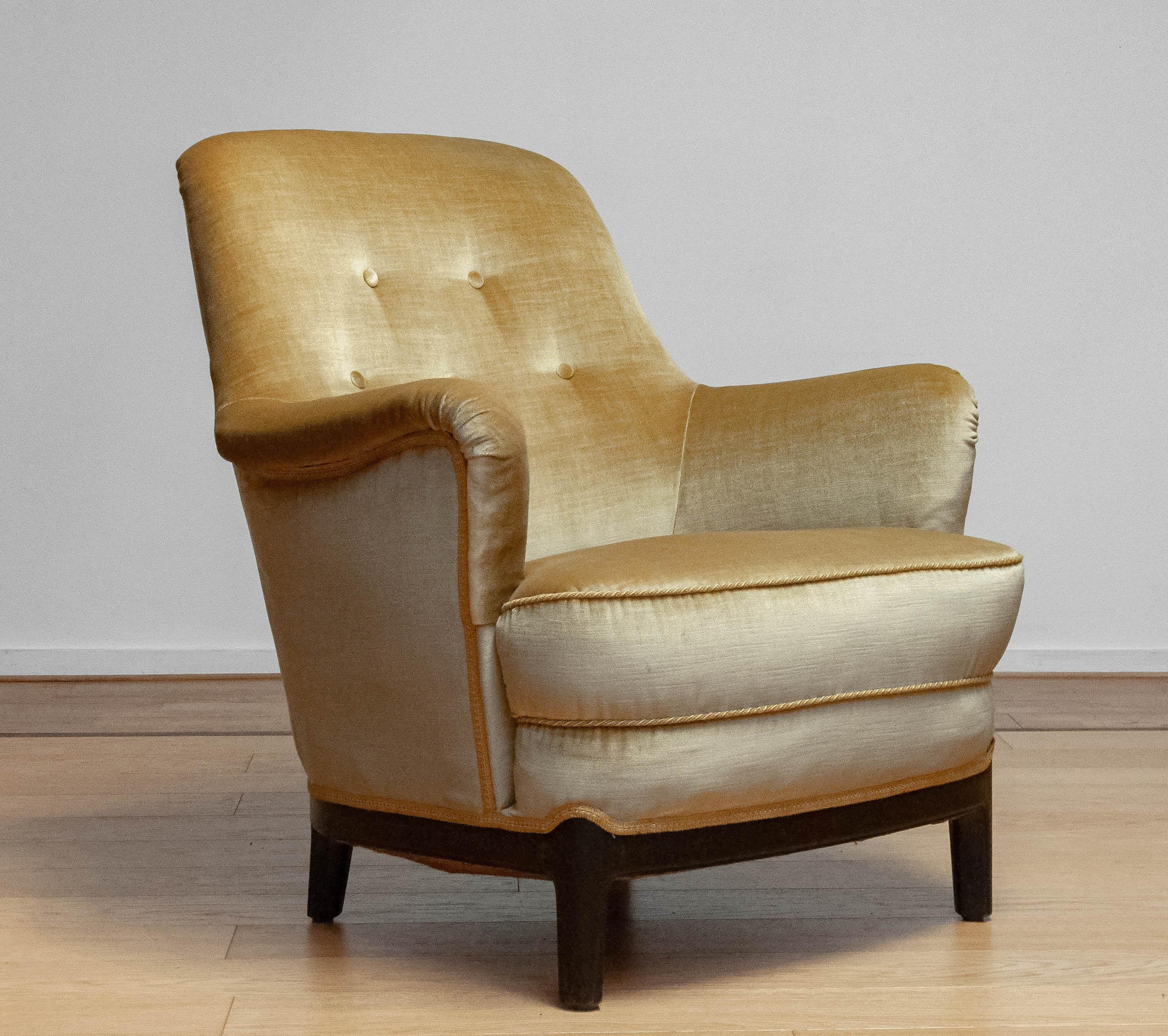 Sehr bequemer Loungesessel, entworfen von Carl Malmsten in den 1940er Jahren, neu gepolstert mit goldenem Samtstoff irgendwo in den 1960er Jahren.
Die Eichenbeine sind dunkel gebeizt, ebenfalls aus einer späteren Zeit. Vermutlich im selben Moment,