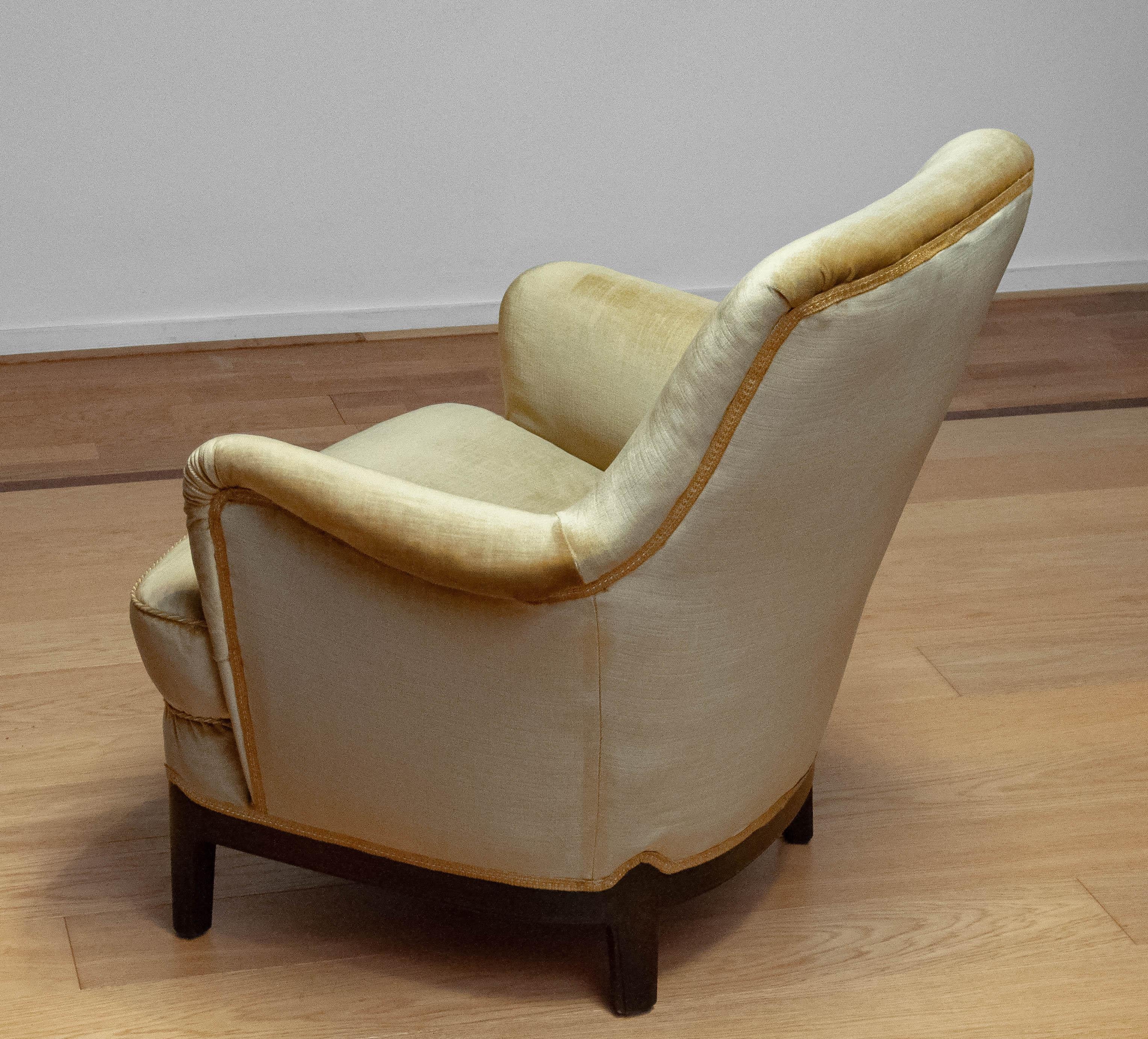1940s Gold Colored Velvet Upholstered Lounge Chair By Carl Malmsten Sweden In Good Condition For Sale In Silvolde, Gelderland