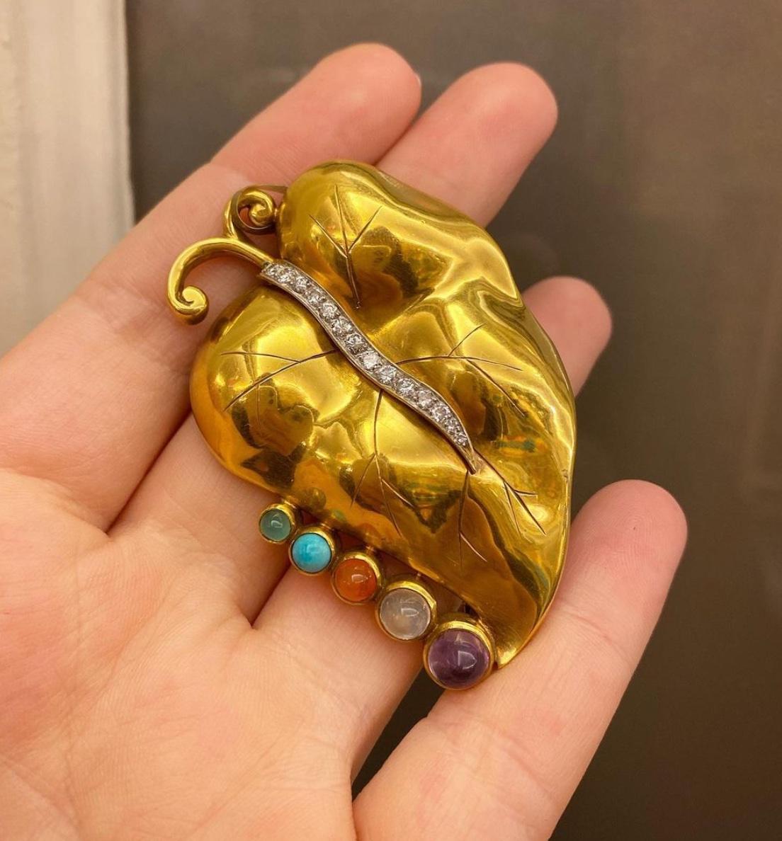 1940s Gold, Diamond, and Multicolored Hardstone Vine Leaf Brooch In Good Condition For Sale In New York, NY
