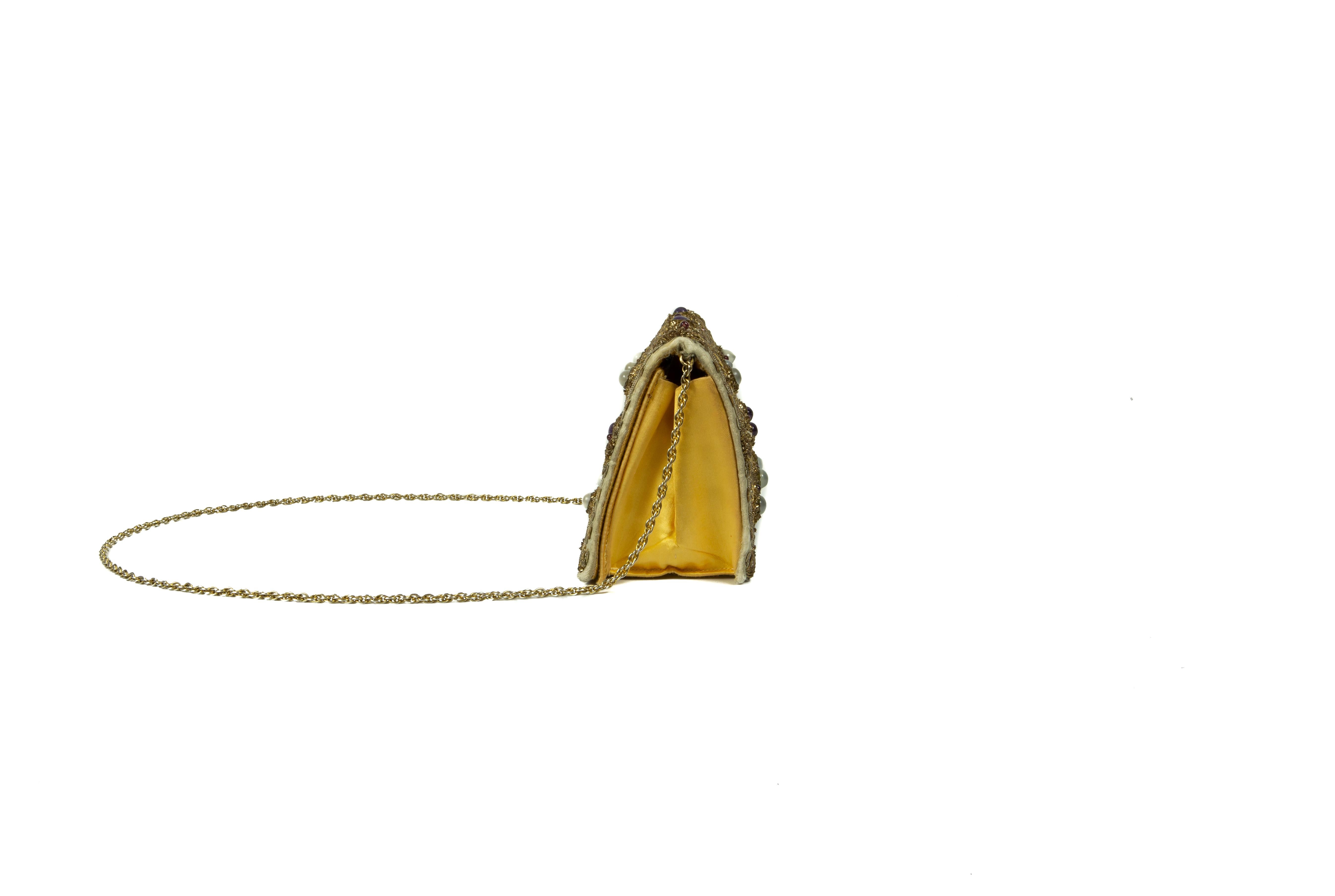 Eine seltene Goldlamé-Abendtasche aus den späten 1940er Jahren mit Gold- und Silberbarren-Applikationen in einem stilisierten Gänseblümchen-, Blütenblatt-, Knospen- und geometrischen Design, die Blütenstempel aus runden und ovalen