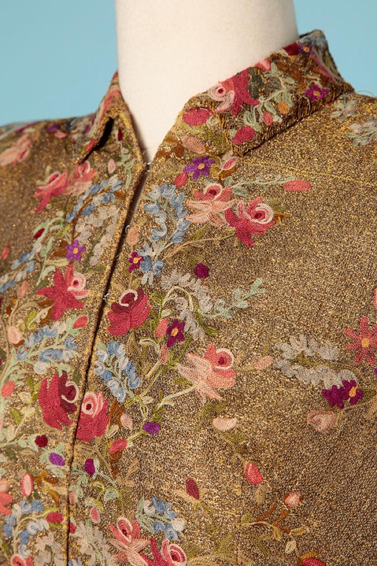 1940's gold lamé evening jacket with threads flowers embroideries. Shoulder pads.Hook&eye in the middle front. 
SIZE M
