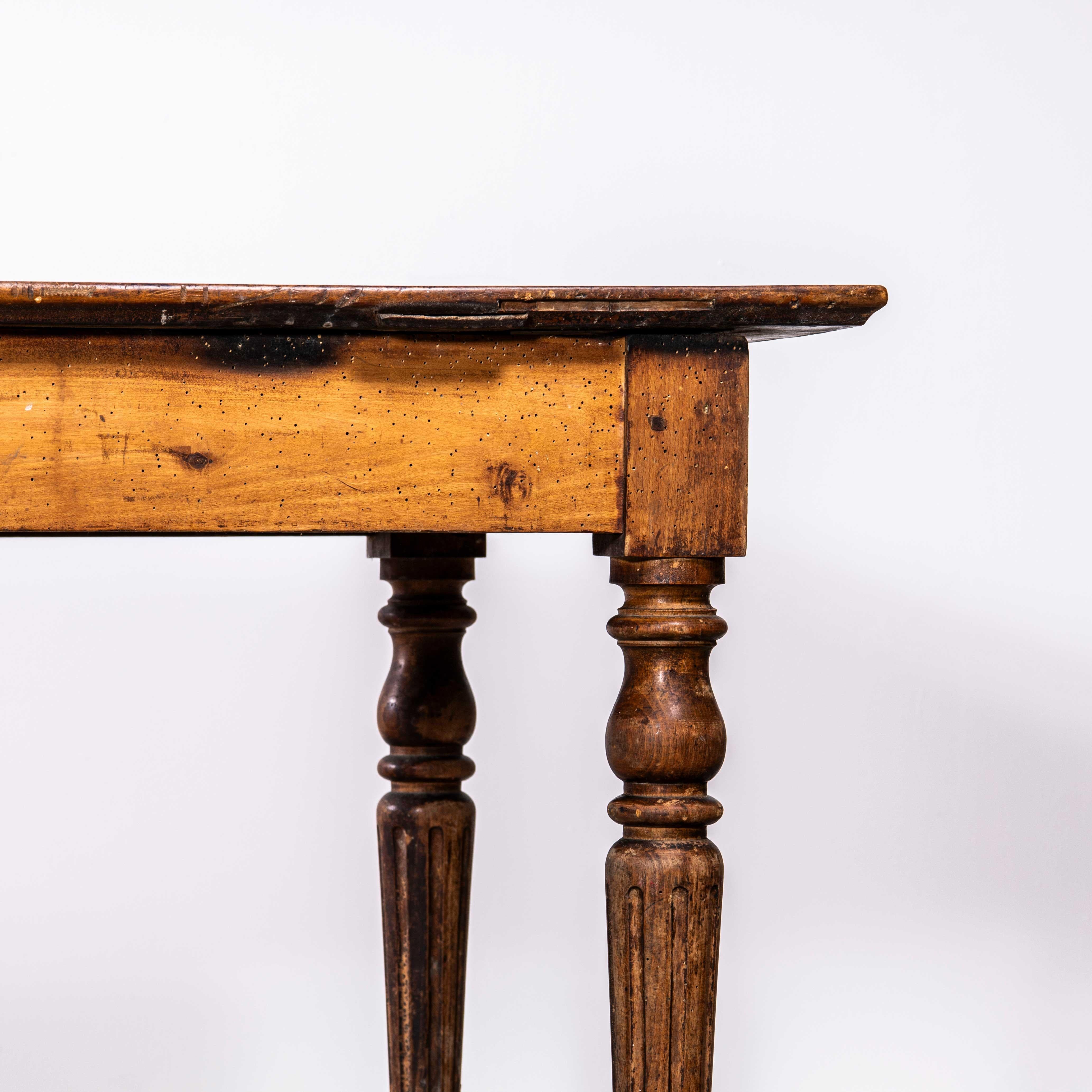 1940's Good Sized French Fruitwood Farmhouse Scrubbed Top Dining Table. 

Praktischer französischer Tisch in Originalgröße mit einer geplankten, geschrubbten und sonnengebleichten Charakterplatte aus Obstholz. Der Tisch ist durchgehend aus massivem
