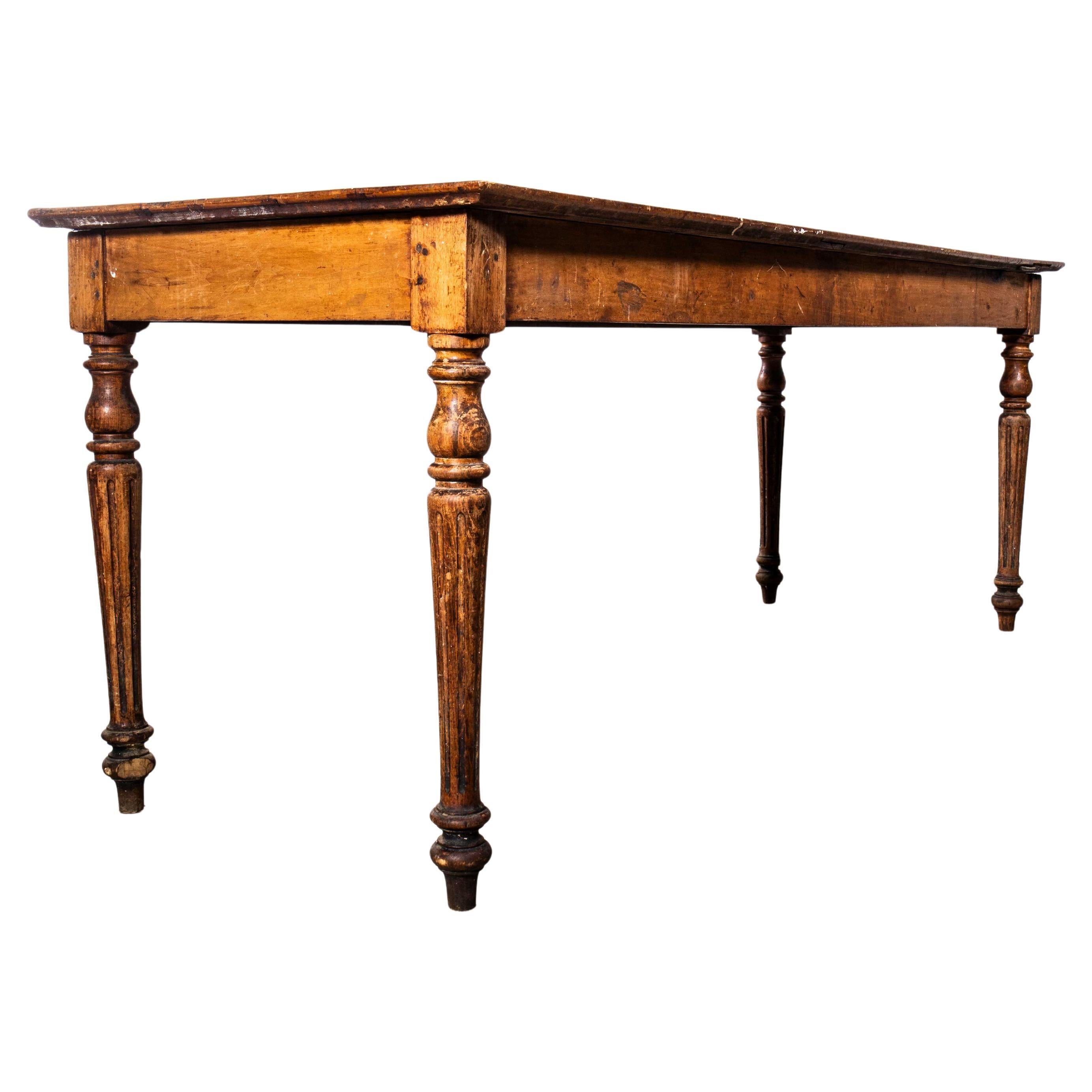 Table de salle à manger de bonne taille en bois de fruitier d'origine française et à plateau frotté des années 1940