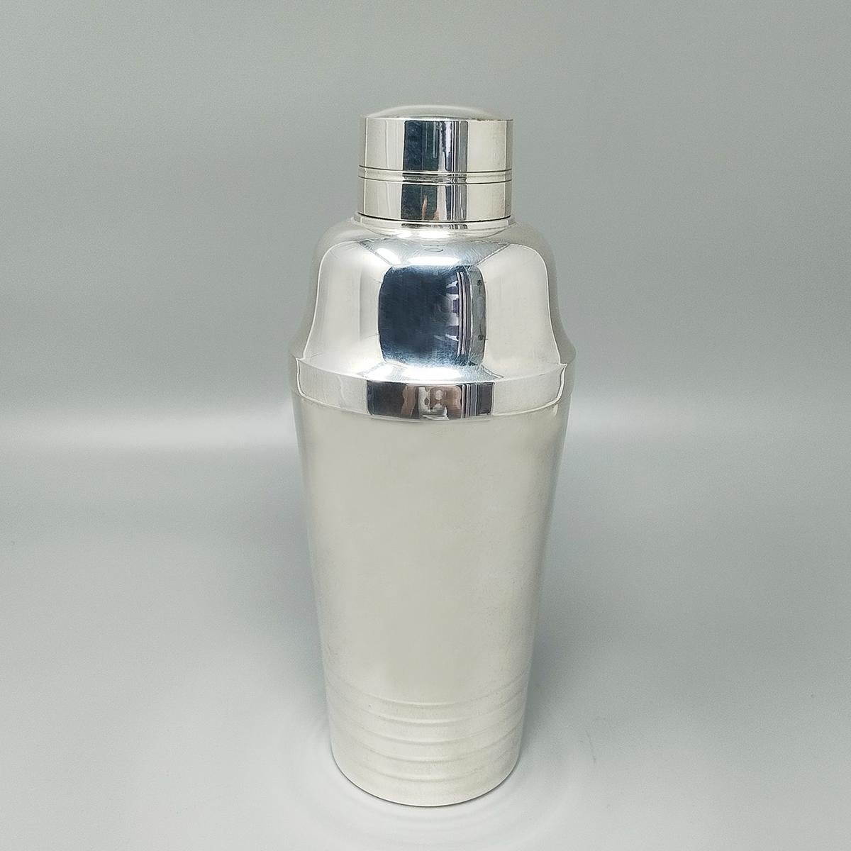 1950s Gorgeous Cocktail Shaker in Silver Plated. Made in Francia in excellent condition. Made in France. 
Dimension:
3,14 inch x 8,66 H inches
cm 8 x cm 22 H