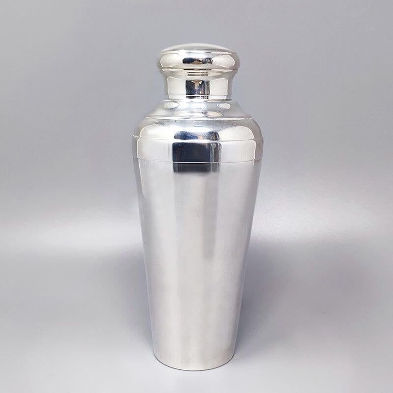 1940s Magnifique et rare shaker à cocktail en acier inoxydable par Steele, quelques signes de vieillissement mais cependant en excellent état. Fabriqué en France. Signé en bas.
Dimension :
3,74 pouces x 9,05 H pouces
cm 9,5 x cm 23 H