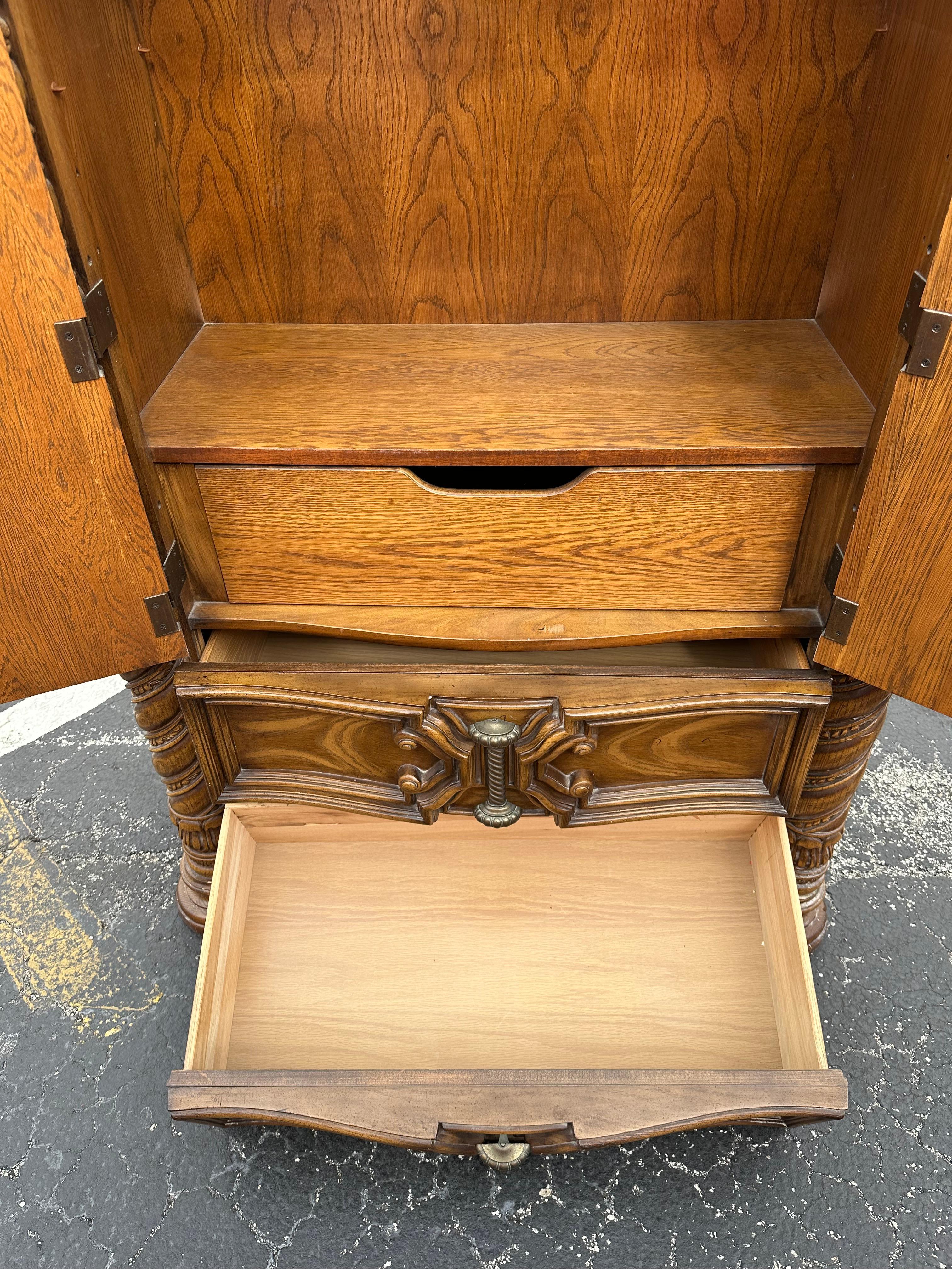 Armoire de style gothique des années 1940 en velours jaune sculpté en forme d'arc en vente 3