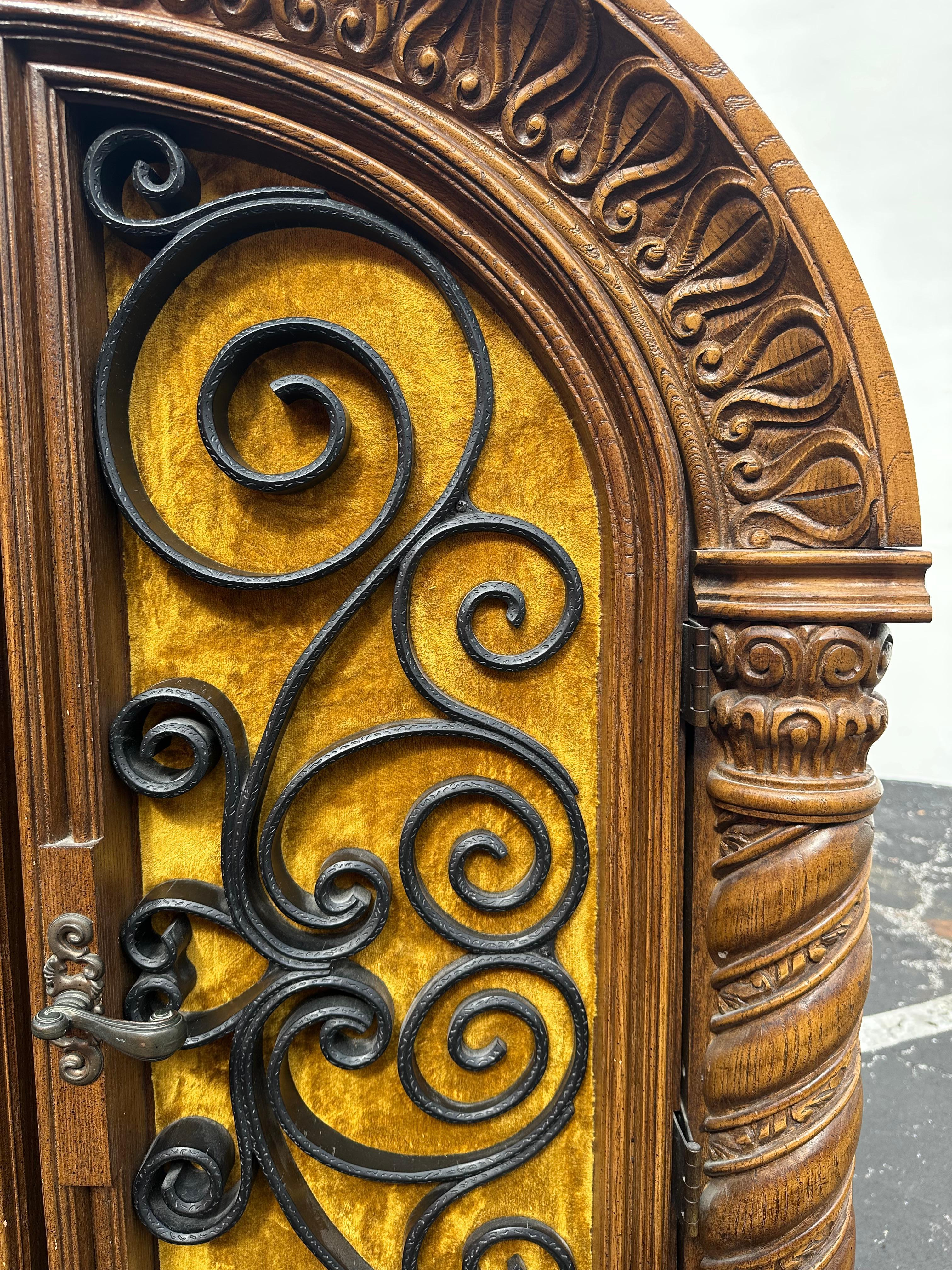 Armoire de style gothique des années 1940 en velours jaune sculpté en forme d'arc en vente 4