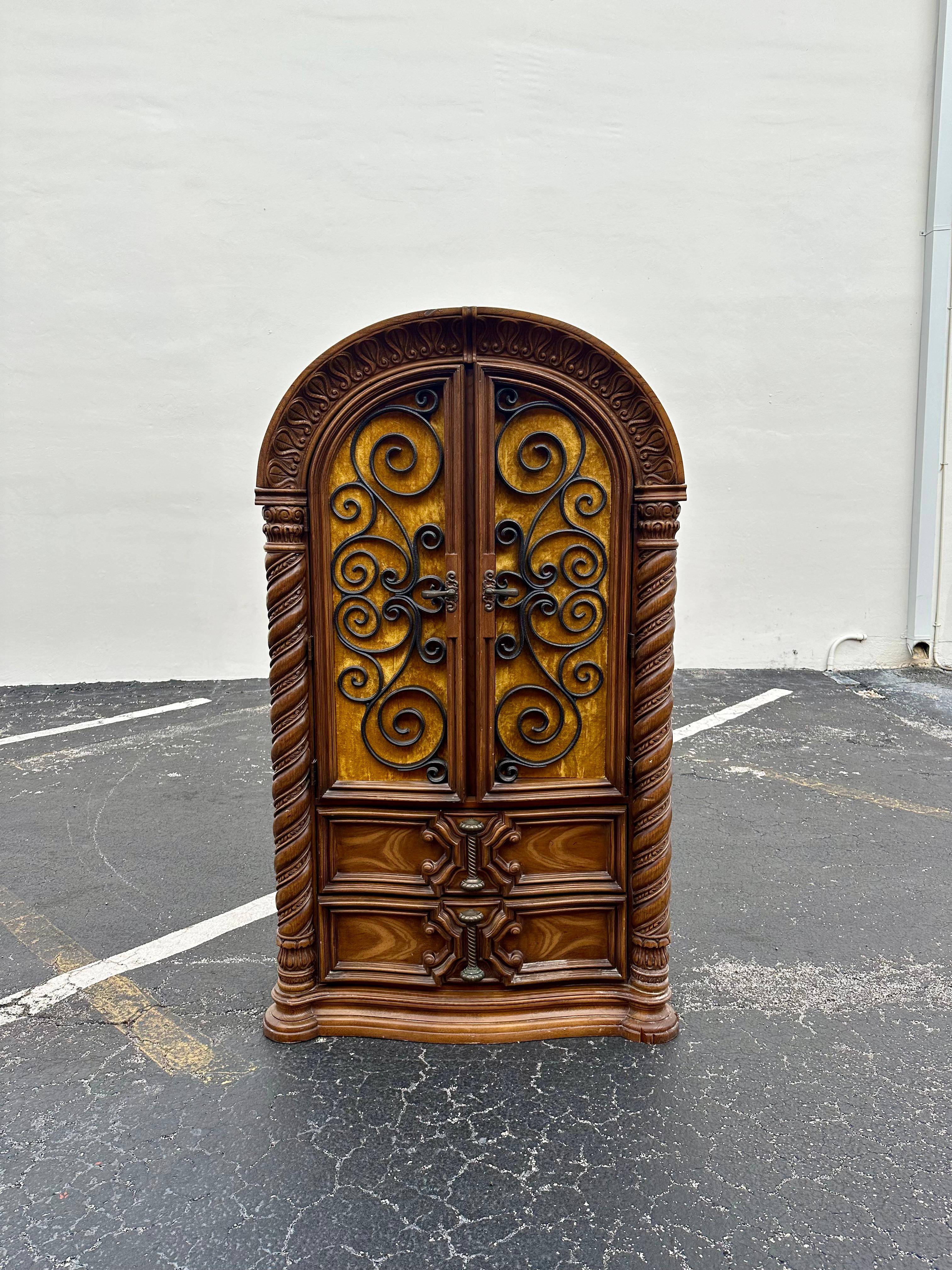 Transportez-vous dans les années 1940, élégantes et sophistiquées, avec cette armoire en bois sculpté et en velours jaune. L'armoire ultra rare dégage un air de luxe et de raffinement. Le design est remarquable partout. Ce meuble luxueux est une
