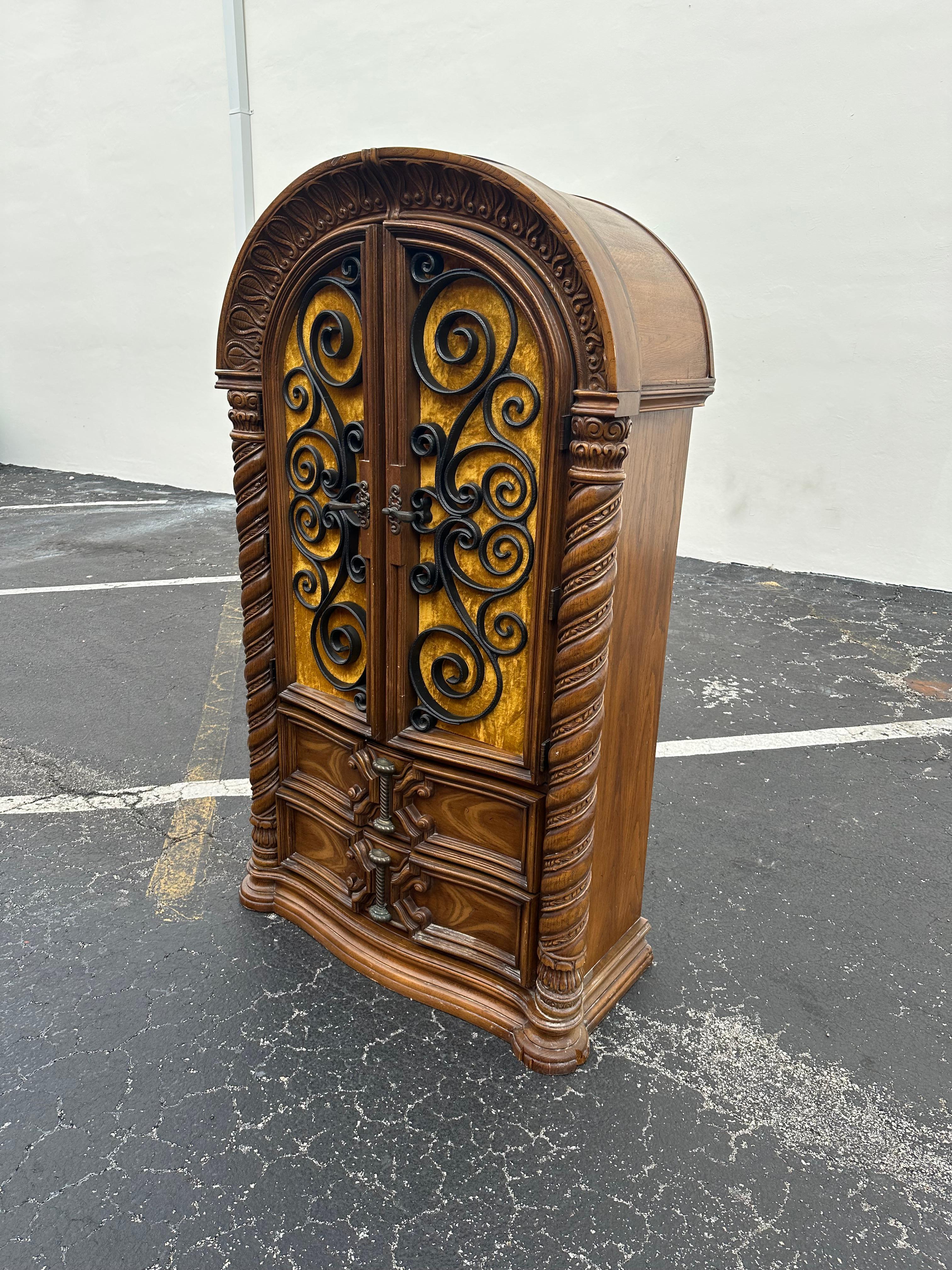 Gothique Armoire de style gothique des années 1940 en velours jaune sculpté en forme d'arc en vente