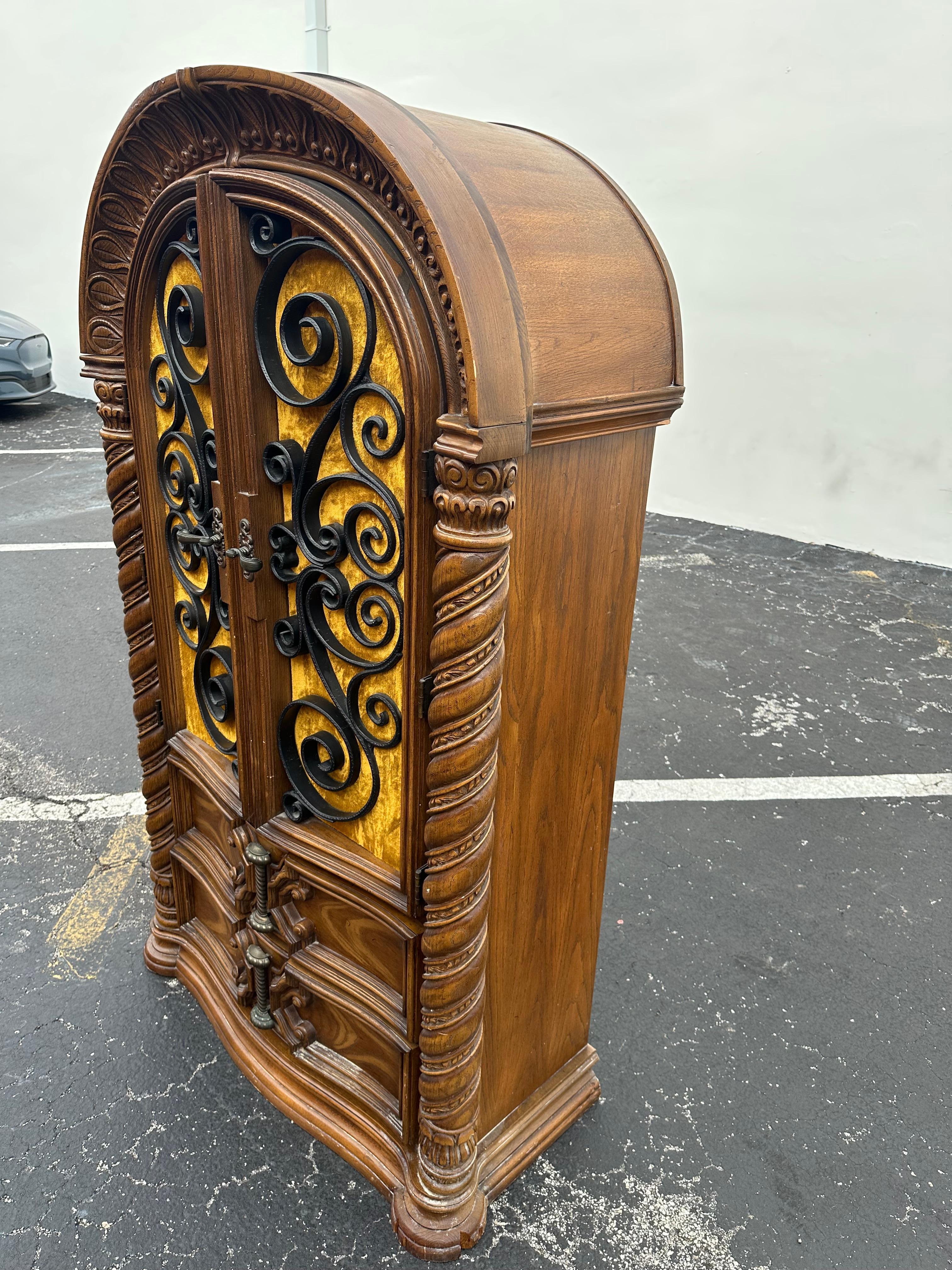 Français Armoire de style gothique des années 1940 en velours jaune sculpté en forme d'arc en vente