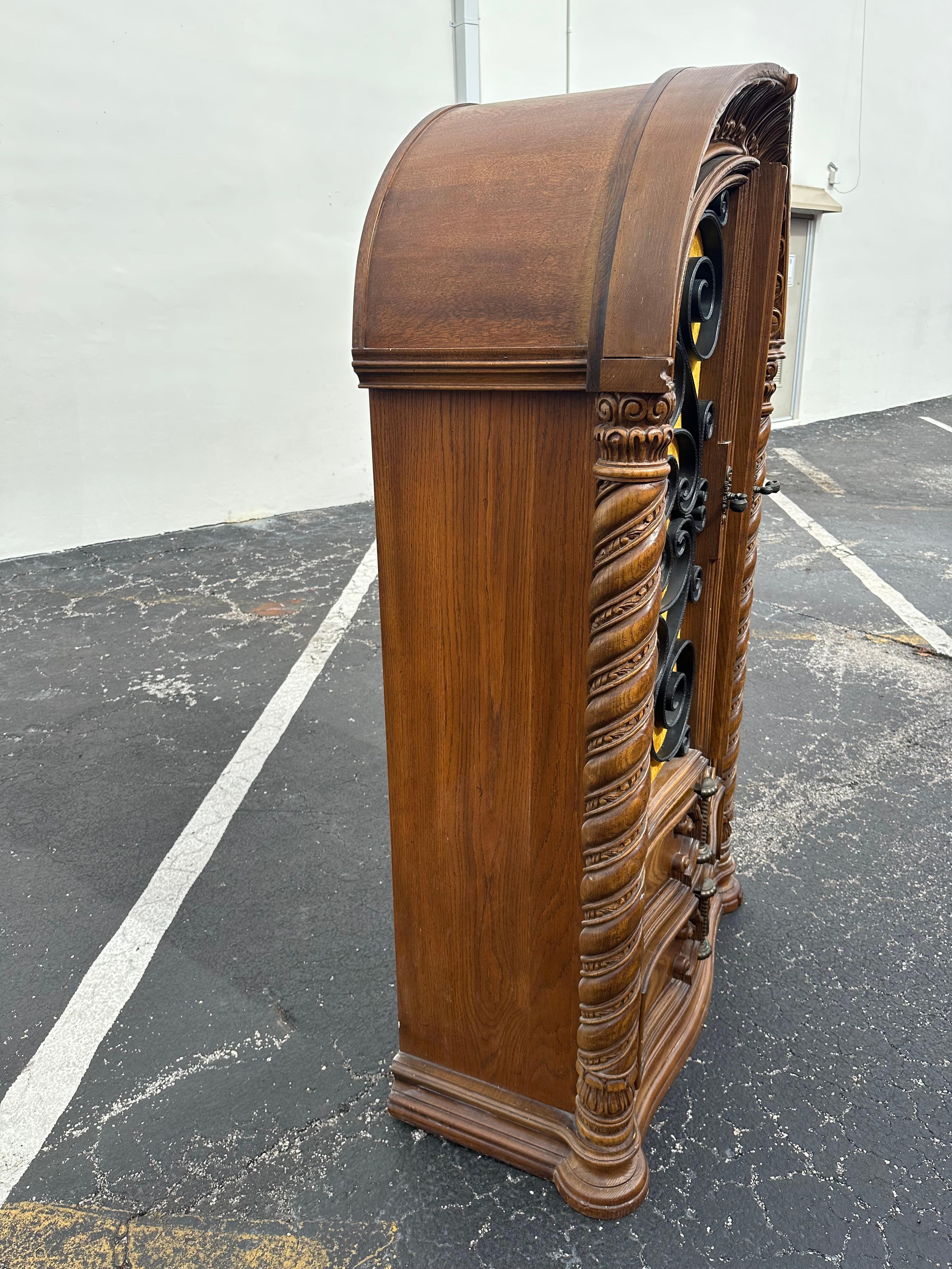 Armoire de style gothique des années 1940 en velours jaune sculpté en forme d'arc Bon état - En vente à Fort Lauderdale, FL