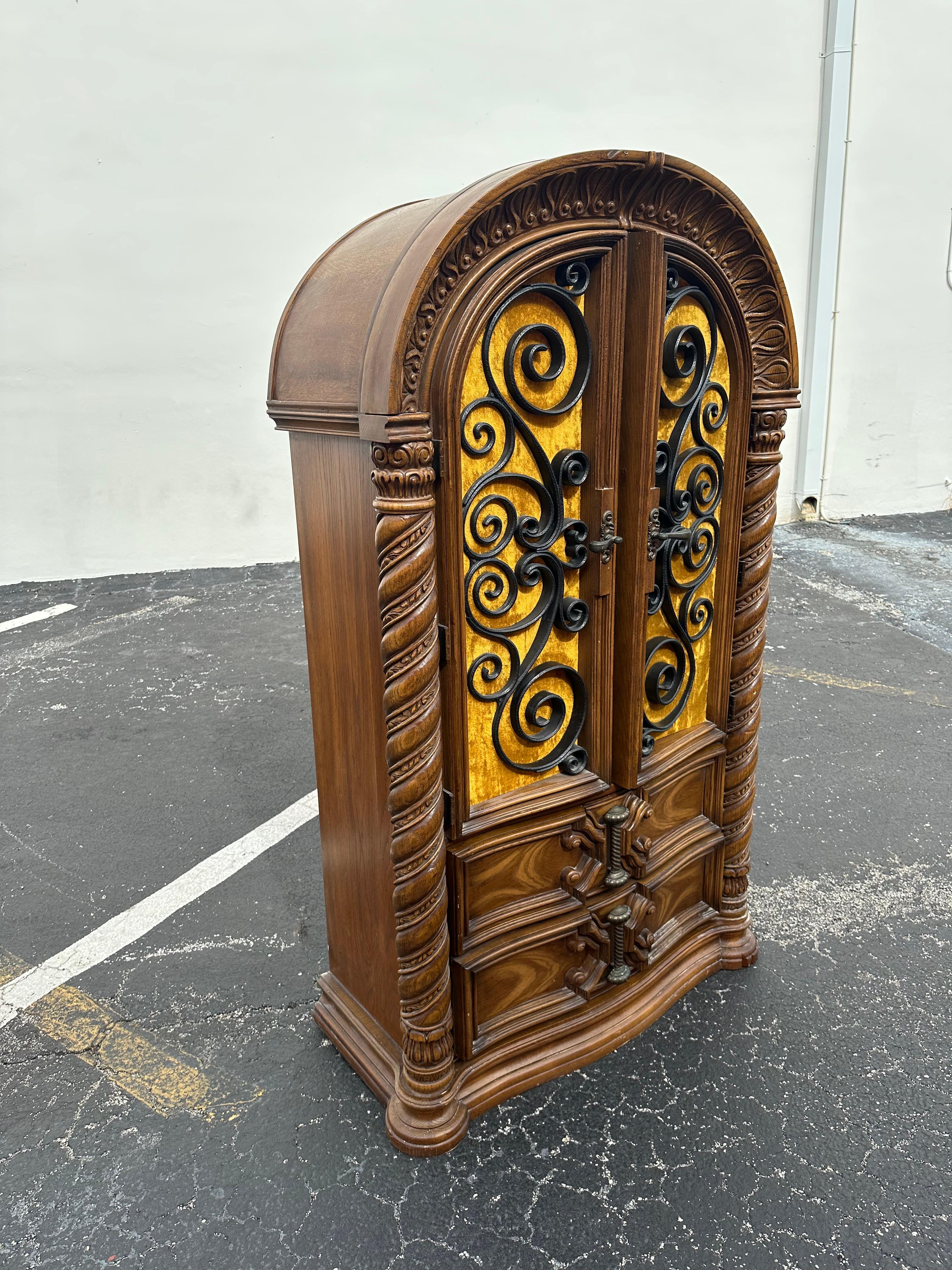Milieu du XXe siècle Armoire de style gothique des années 1940 en velours jaune sculpté en forme d'arc en vente