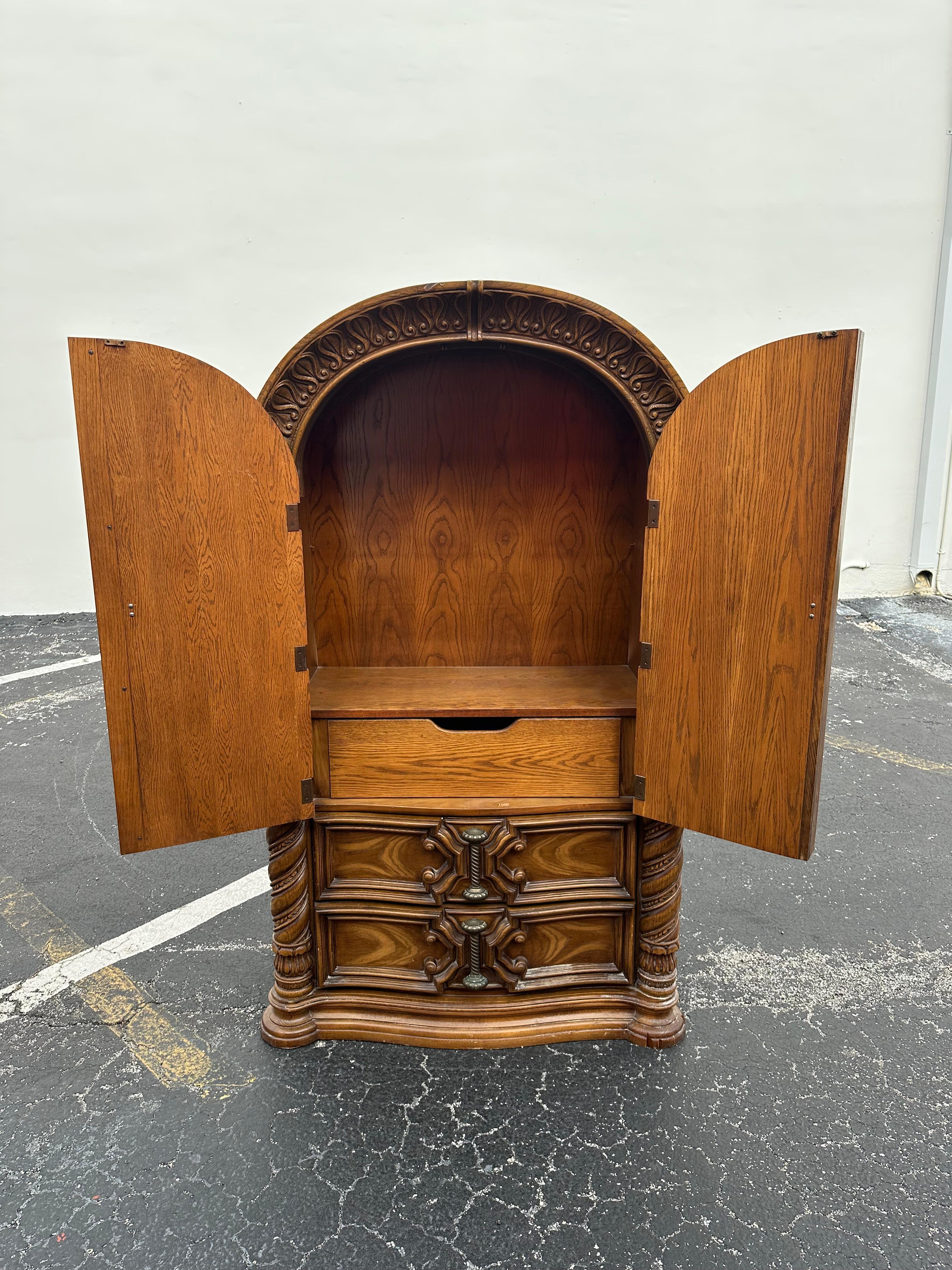 Velours Armoire de style gothique des années 1940 en velours jaune sculpté en forme d'arc en vente