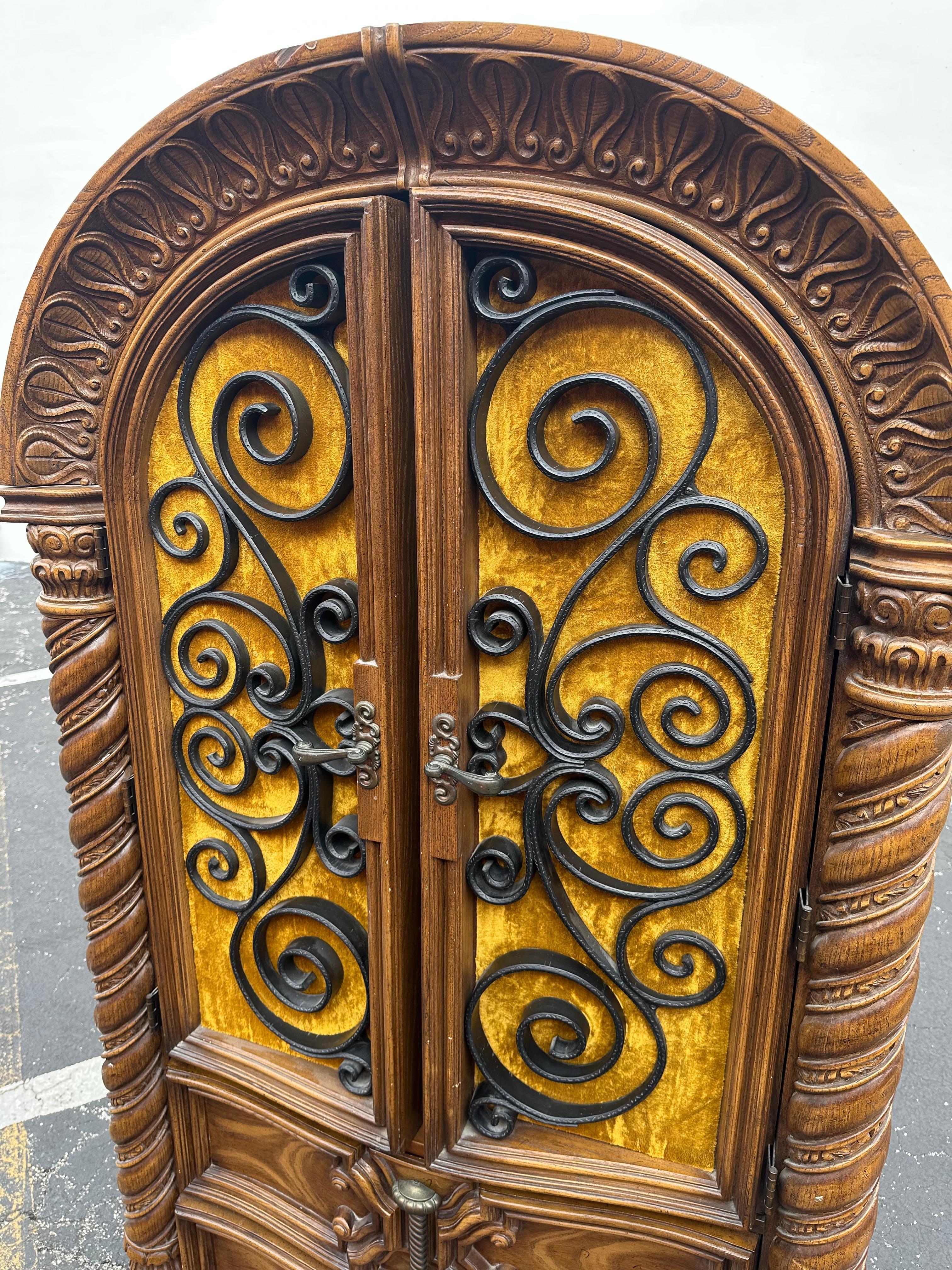 Armoire de style gothique des années 1940 en velours jaune sculpté en forme d'arc en vente 1