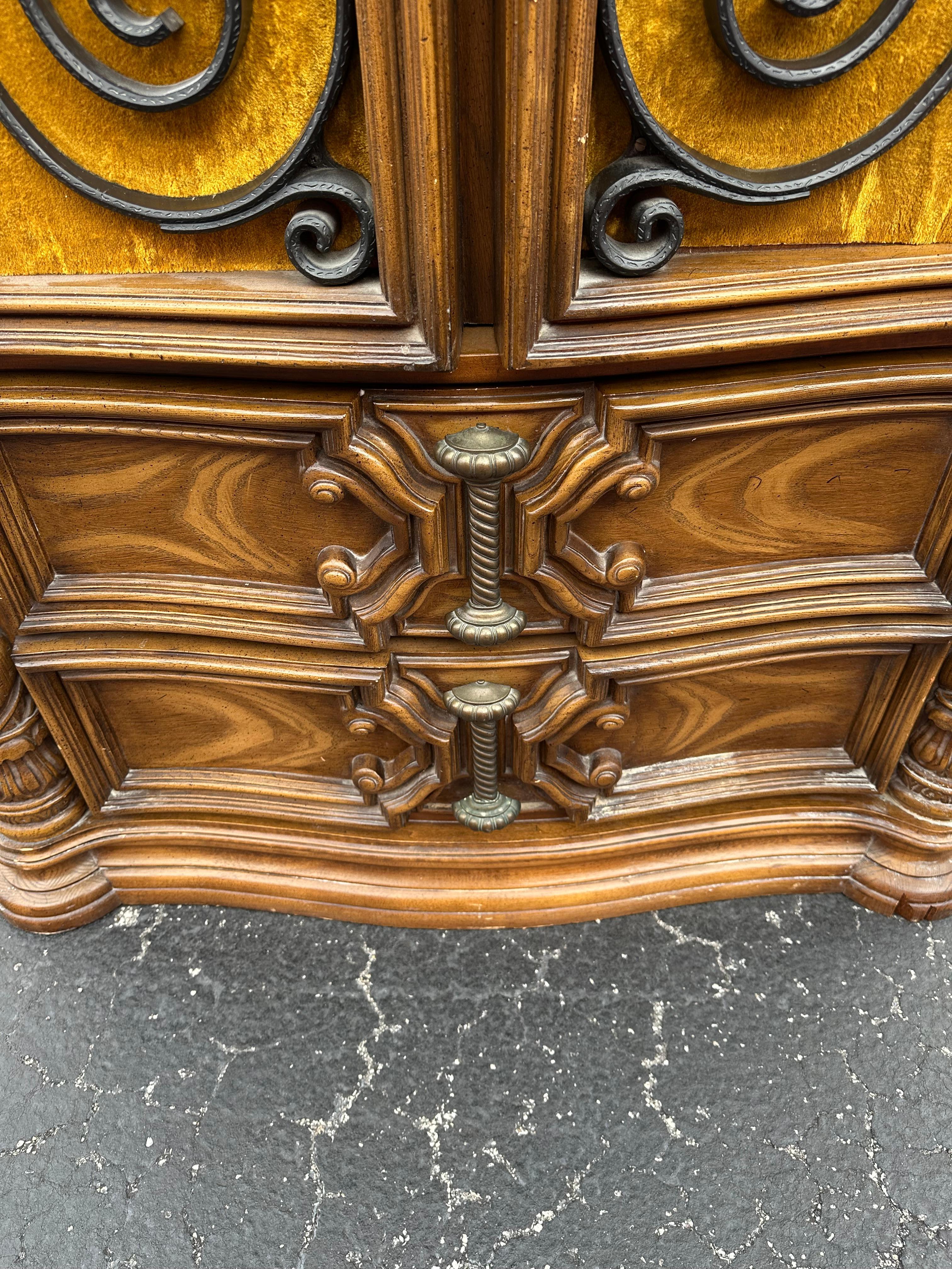 Armoire de style gothique des années 1940 en velours jaune sculpté en forme d'arc en vente 2