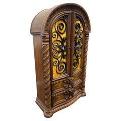 1940er Jahre Gothic Style Gelb Samt geschnitzt Arch Armoire Schrank