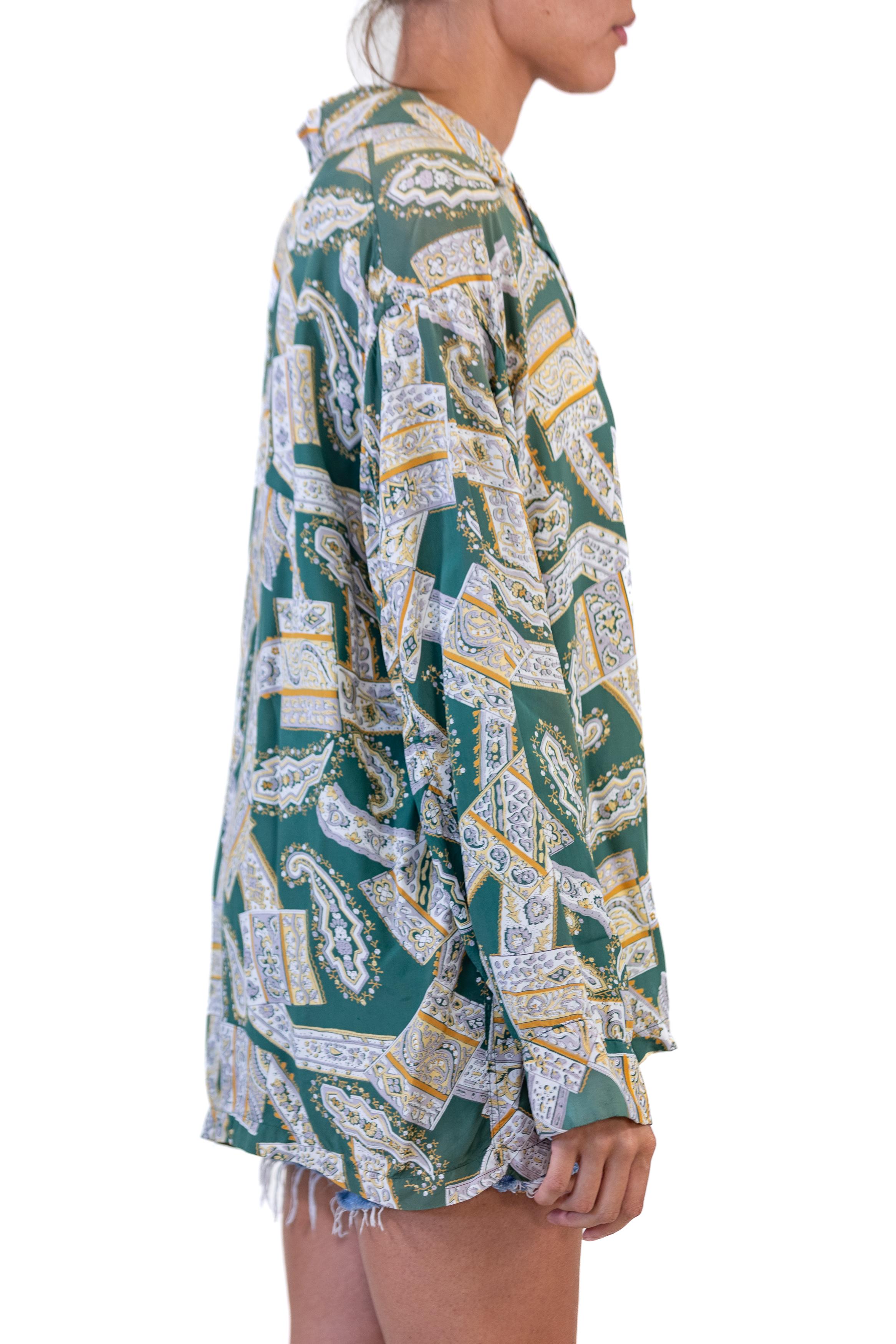 1940S Green Rayon Mens Paisley Print Pajama Top In Excellent Condition For Sale In New York, NY