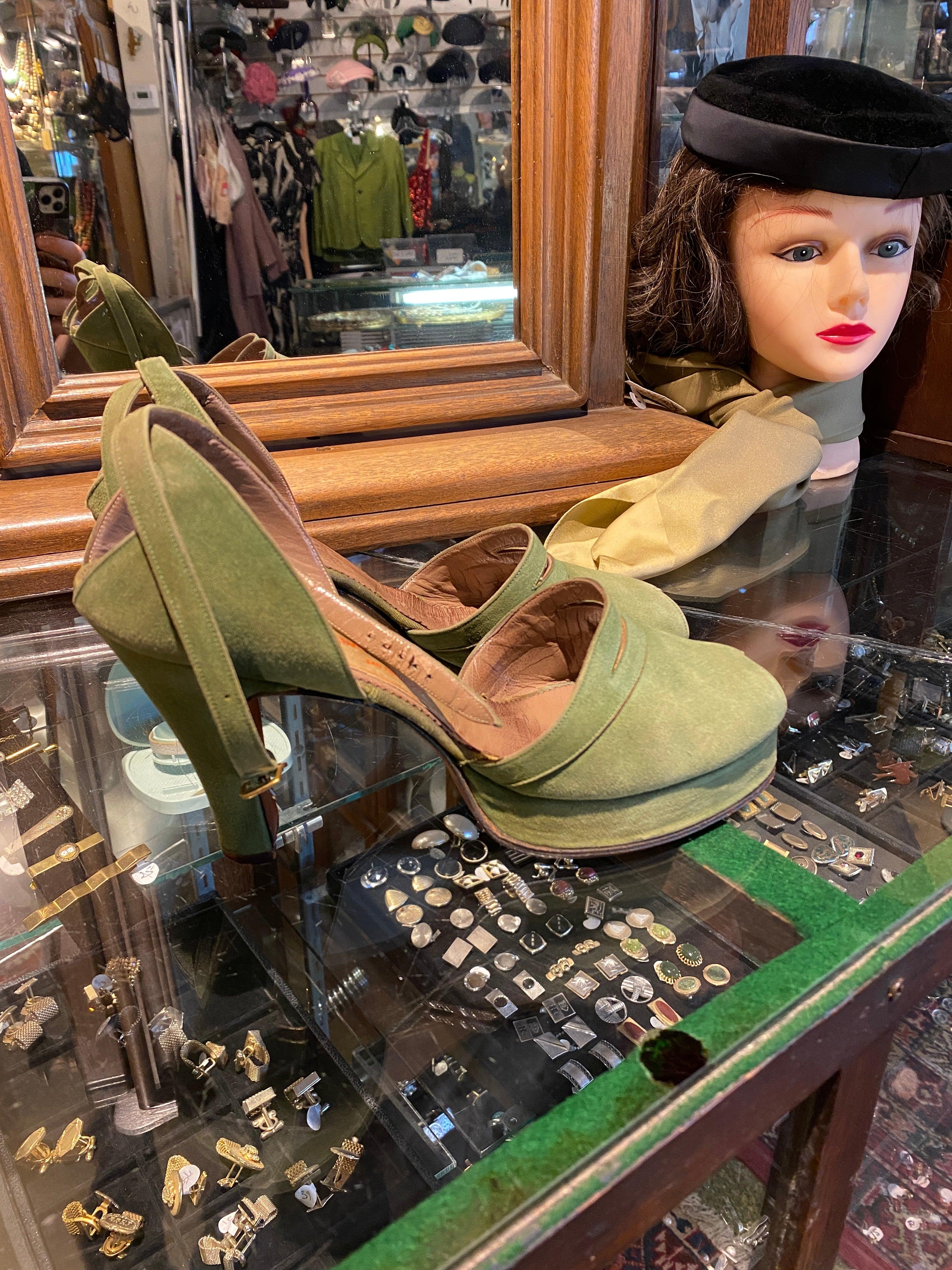 1940s Green Suede Platform Heels In Good Condition In San Francisco, CA
