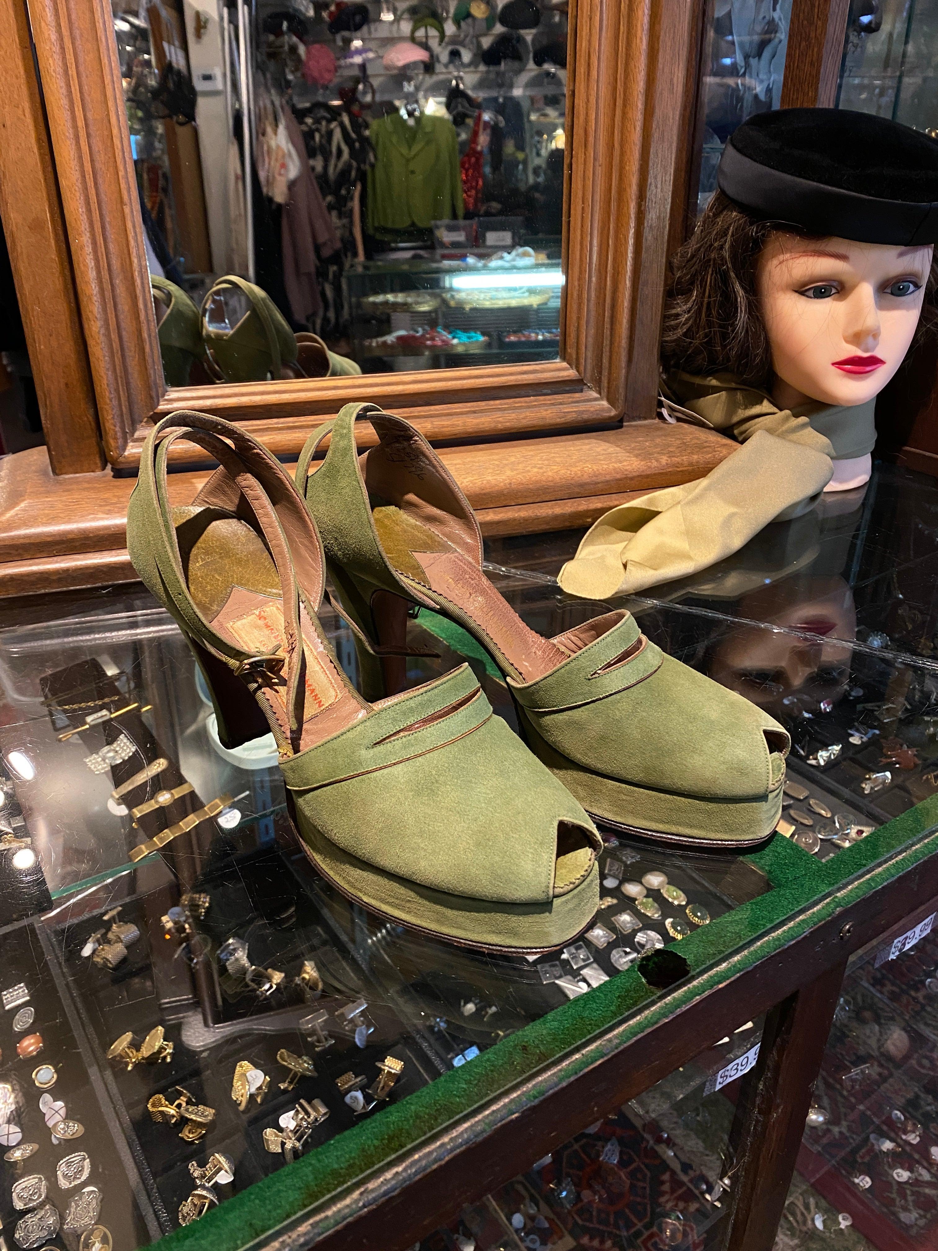 Women's or Men's 1940s Green Suede Platform Heels