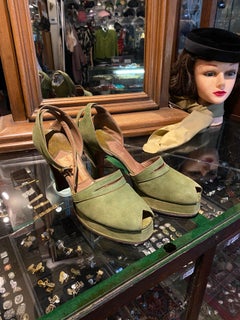Vintage 1940s Green Suede Platform Heels