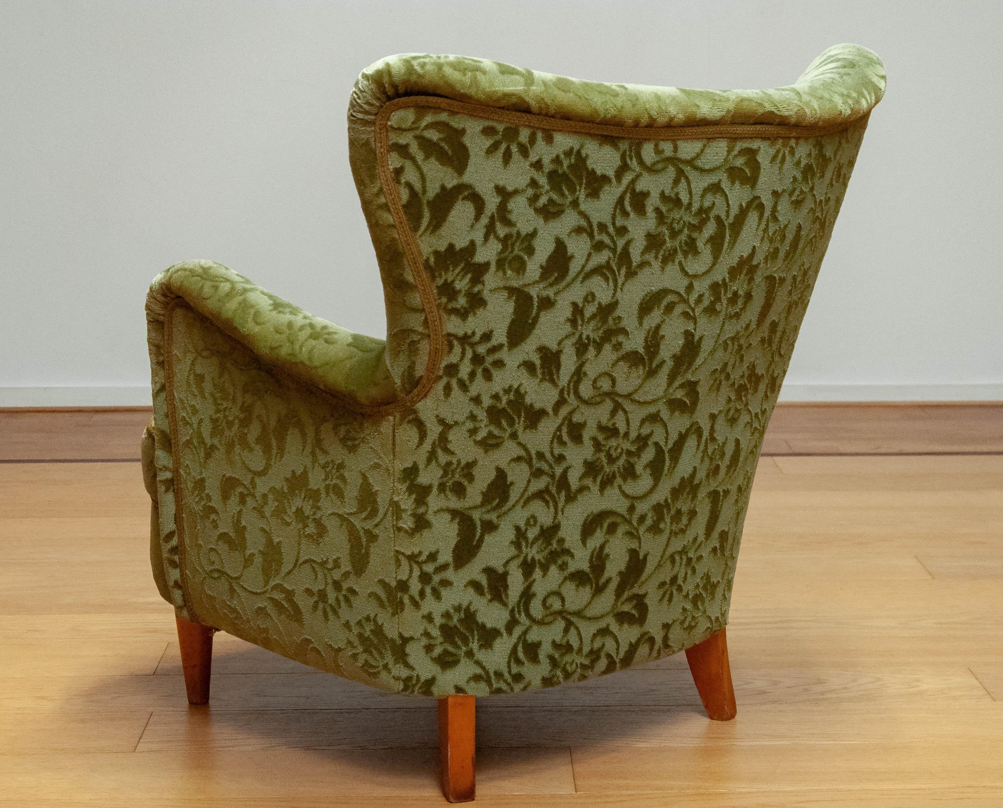 Beautiful wingback chair, model 'Laila' designed by Ilmari Lappalainen for Asko Finland in the 1940s.
The chair is in overal good condition. Supports and sits very good.
Reupholstered with the current green ton sur ton velvet in the 1970s.
The