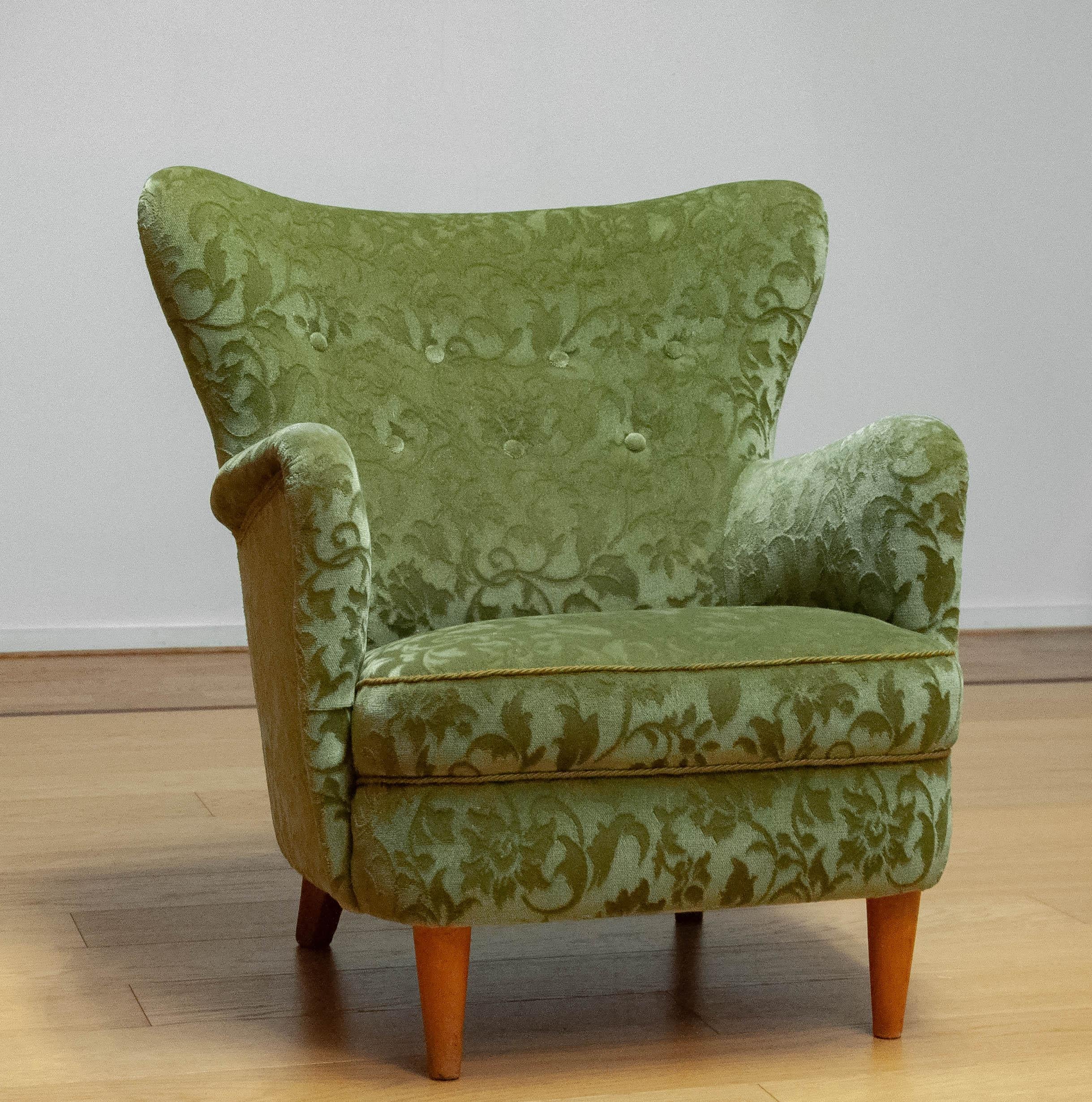1940s Green Velvet Wingback Club Chair By Ilmari Lappalainen For Asko. Finland In Good Condition For Sale In Silvolde, Gelderland