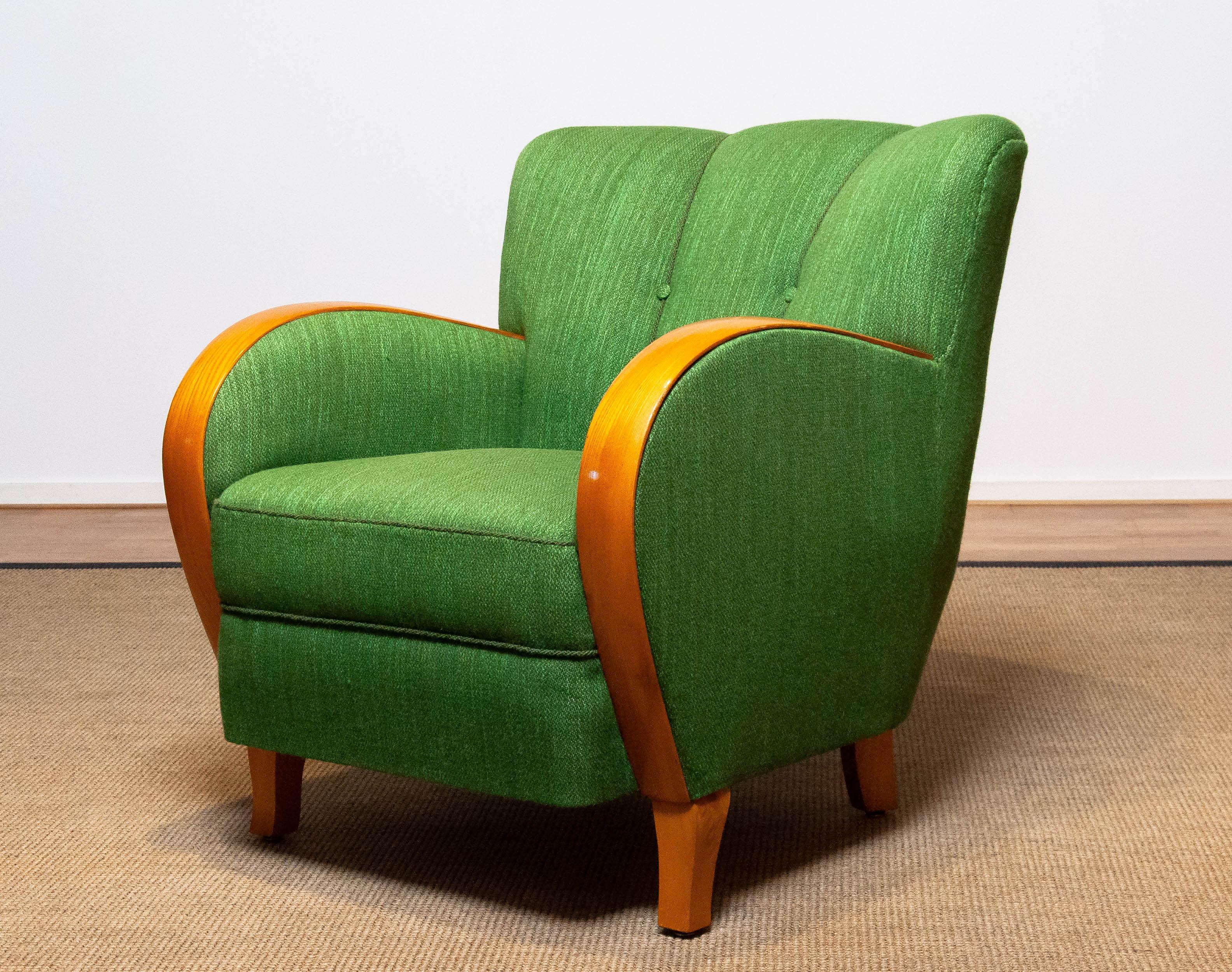 Absolutely beautiful and complete original Scandinavian lounge / club chair in the style of Fritz Hansen upholstered in green woolen fabric and with elm armrests and legs.
The bindings and springs are all in perfect condition and the chair sits and