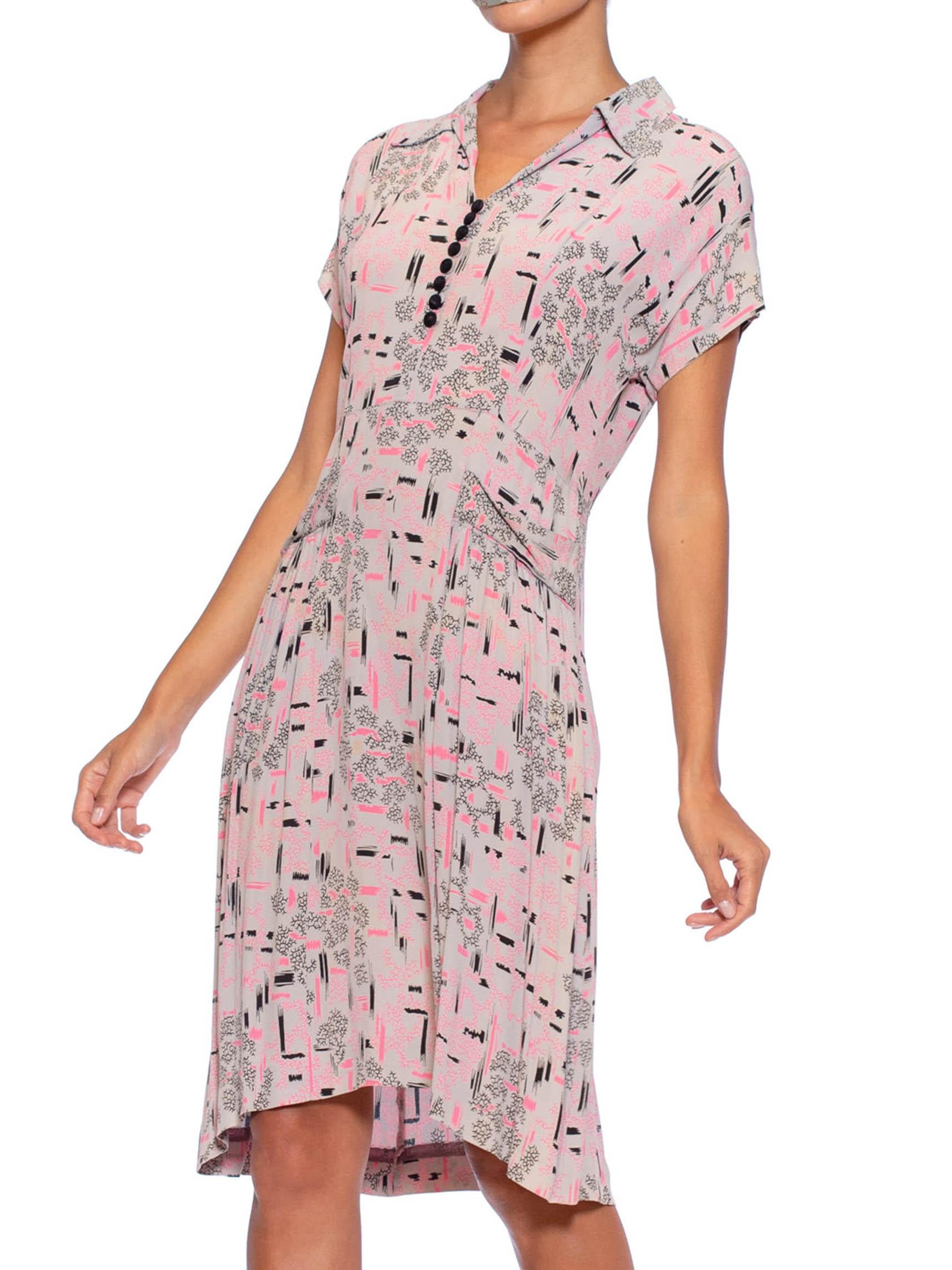 1940S Grey & Pink Rayon Crepe Atomic Print Dress In Excellent Condition In New York, NY