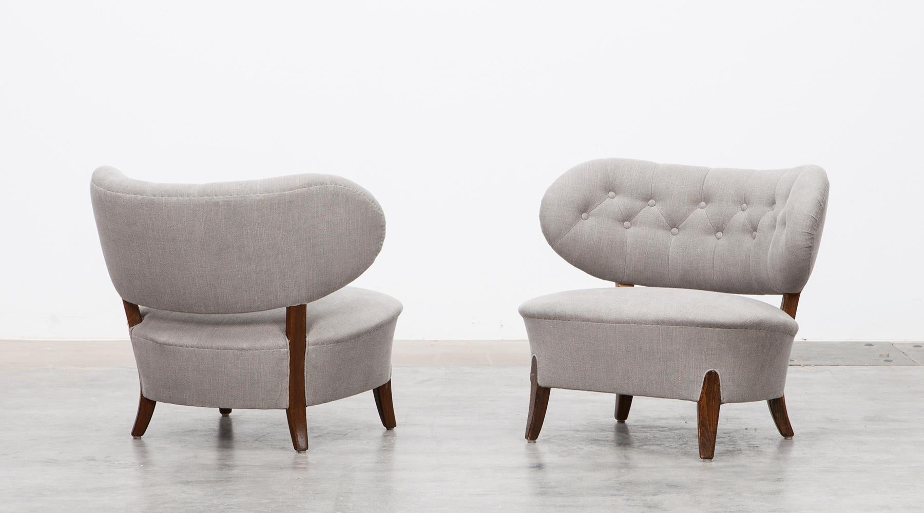Otto Schulz for Boet, lounge chairs in ash newly upholstered, Sweden, 1963.

This beautiful pair of lounge chairs designed by Otto Schulz comes with a curved back decorated with buttons. Seat and back are newly upholstered, the frame and legs are