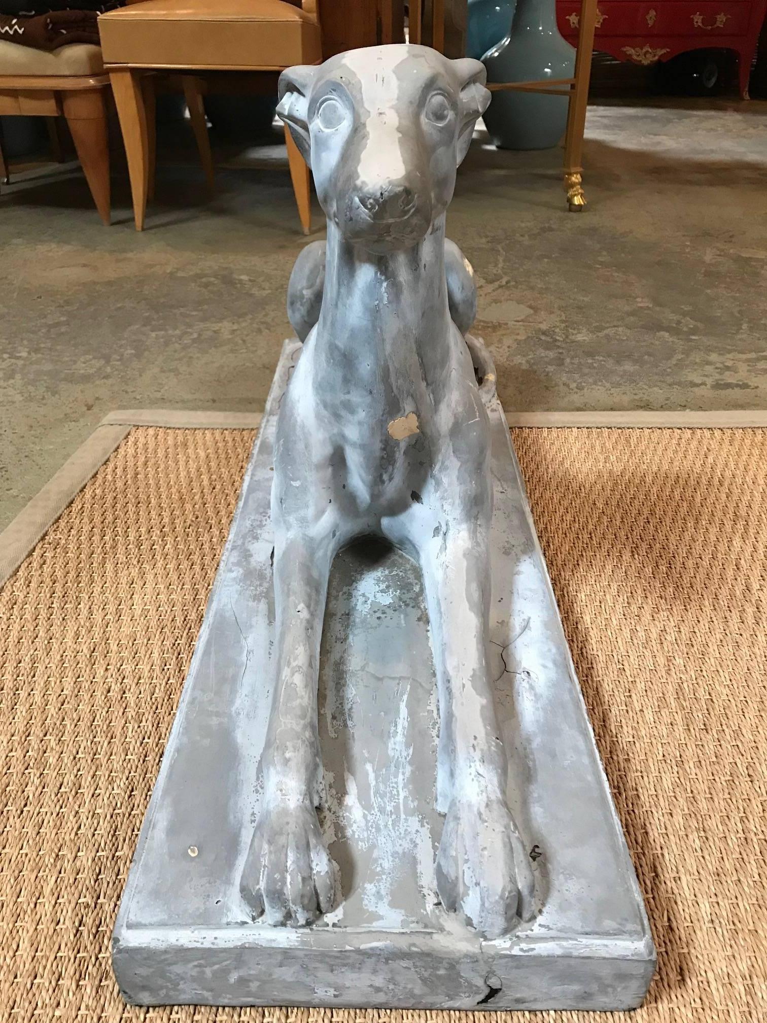 1940er Jahre Grauhound-Skulptur einer Hufeisenpuppe (Geformt) im Angebot