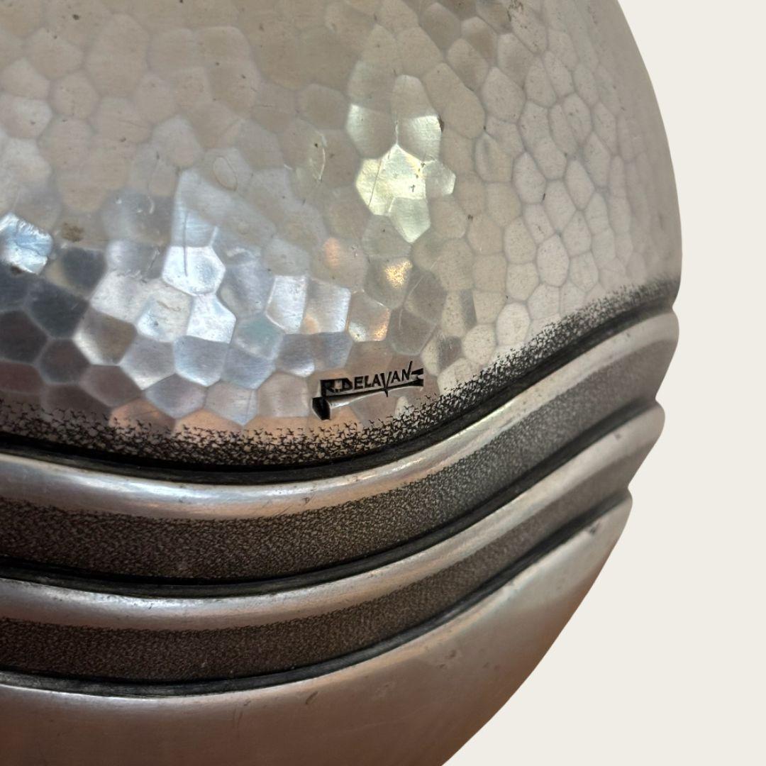 Martellato Vaso in alluminio martellato di Rene Delevan del 1940 in vendita