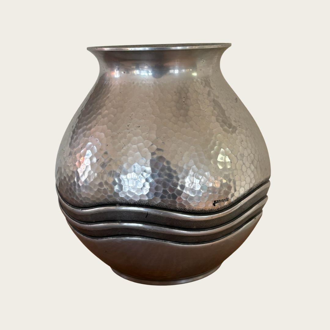 Vaso in alluminio martellato di Rene Delevan del 1940 In condizioni buone in vendita a Brooklyn, NY