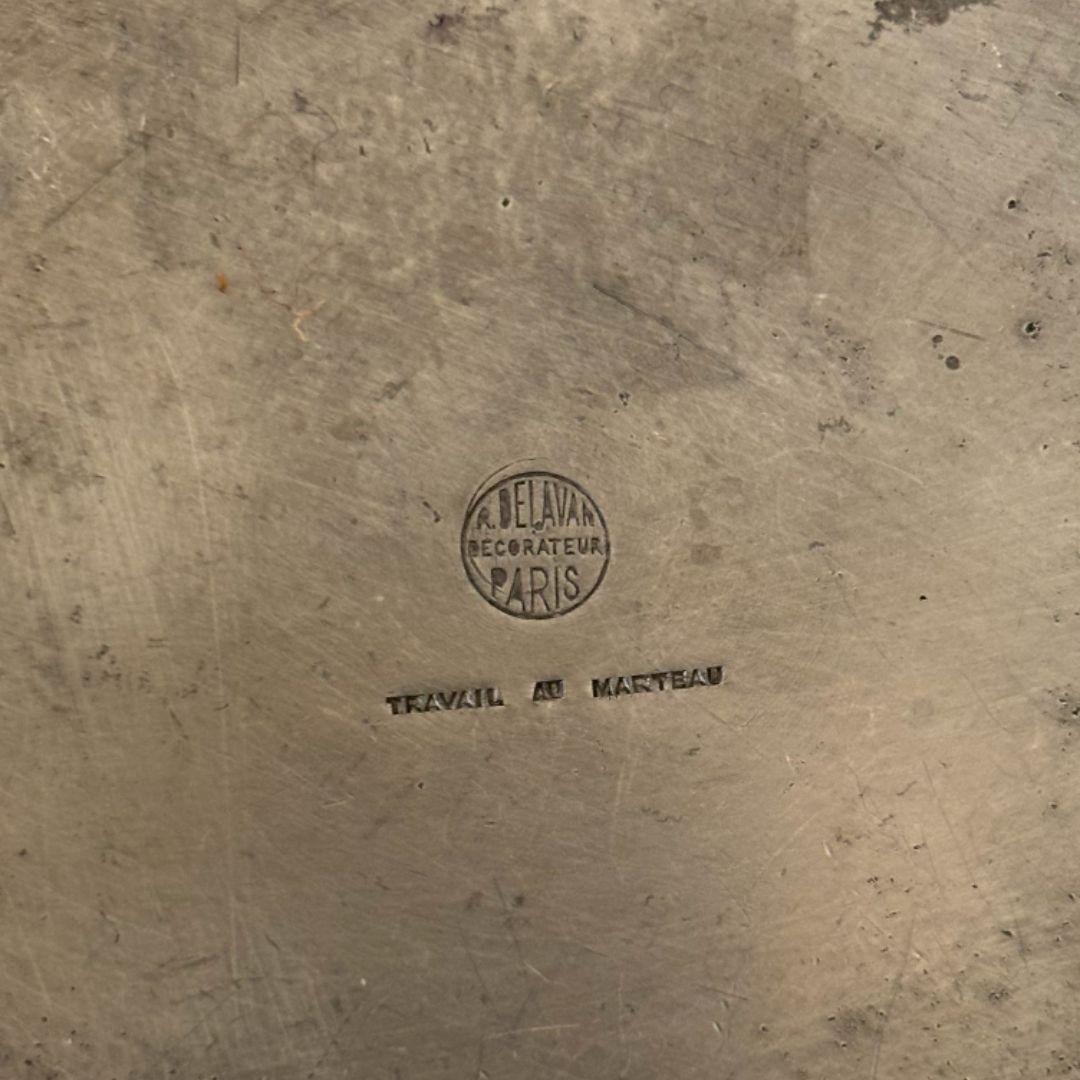 Metà XX secolo Vaso in alluminio martellato di Rene Delevan del 1940 in vendita