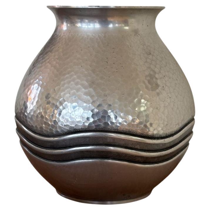 Vaso in alluminio martellato di Rene Delevan del 1940 in vendita