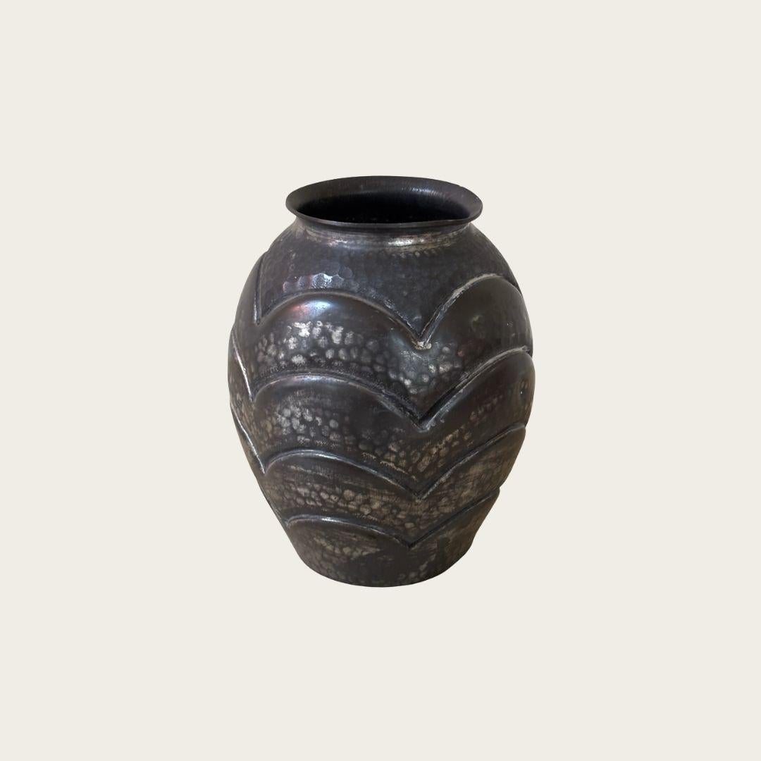 Anni '40, Francia. Vaso Art Deco del famoso designer Rene Delavan, creato per l'atelier francese ETAIN D'ART. Struttura in alluminio martellato a mano con patina invecchiata. Porta la firma dell'artista e il marchio del produttore.