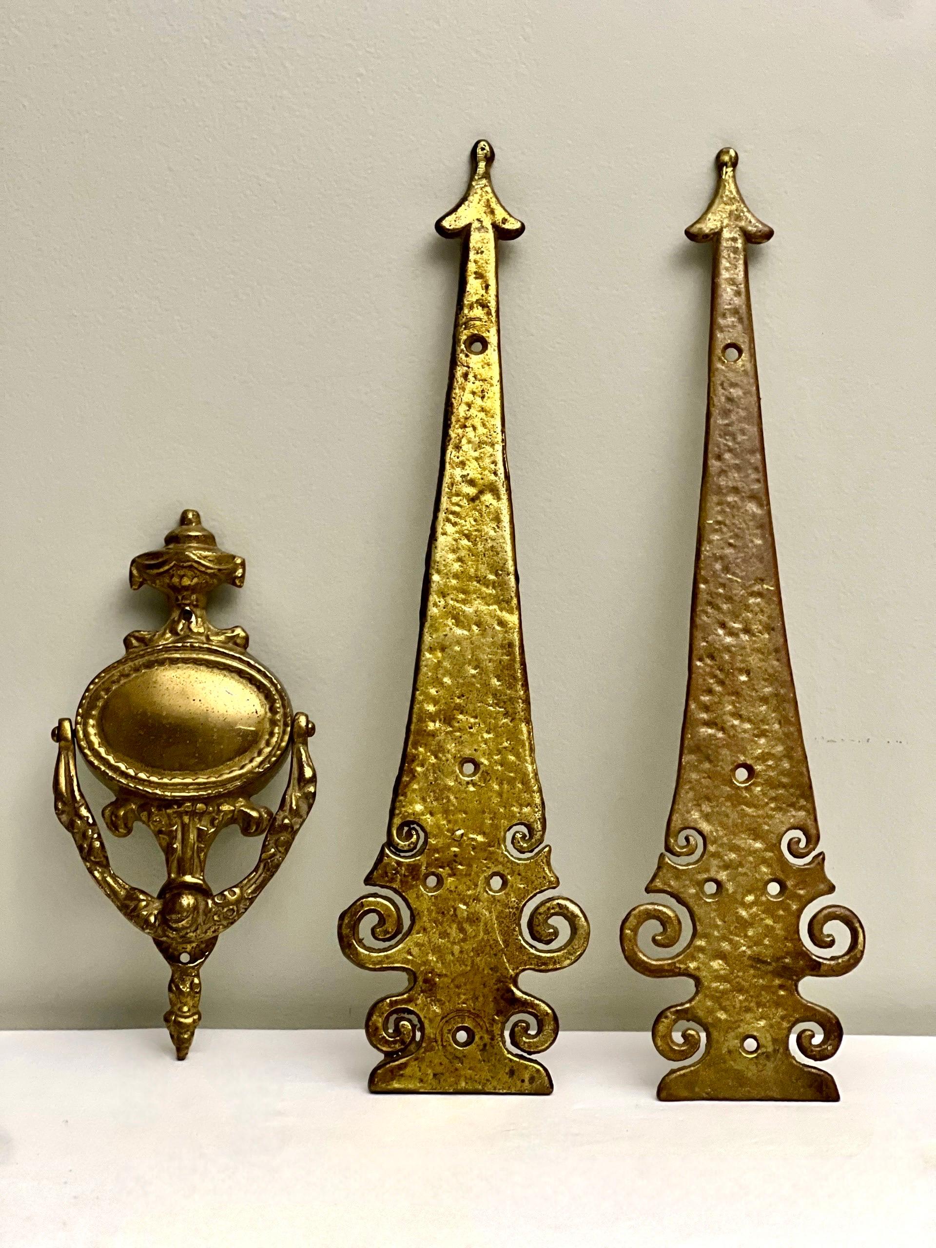 Pair of 1940s hammered brass door hinge straps by William Spencer and Victorian brass door knocker. The set was salvaged from the front door of a Bucks County farmhouse estate in New Hope, PA. The straps have beautiful scroll work, hammered finish