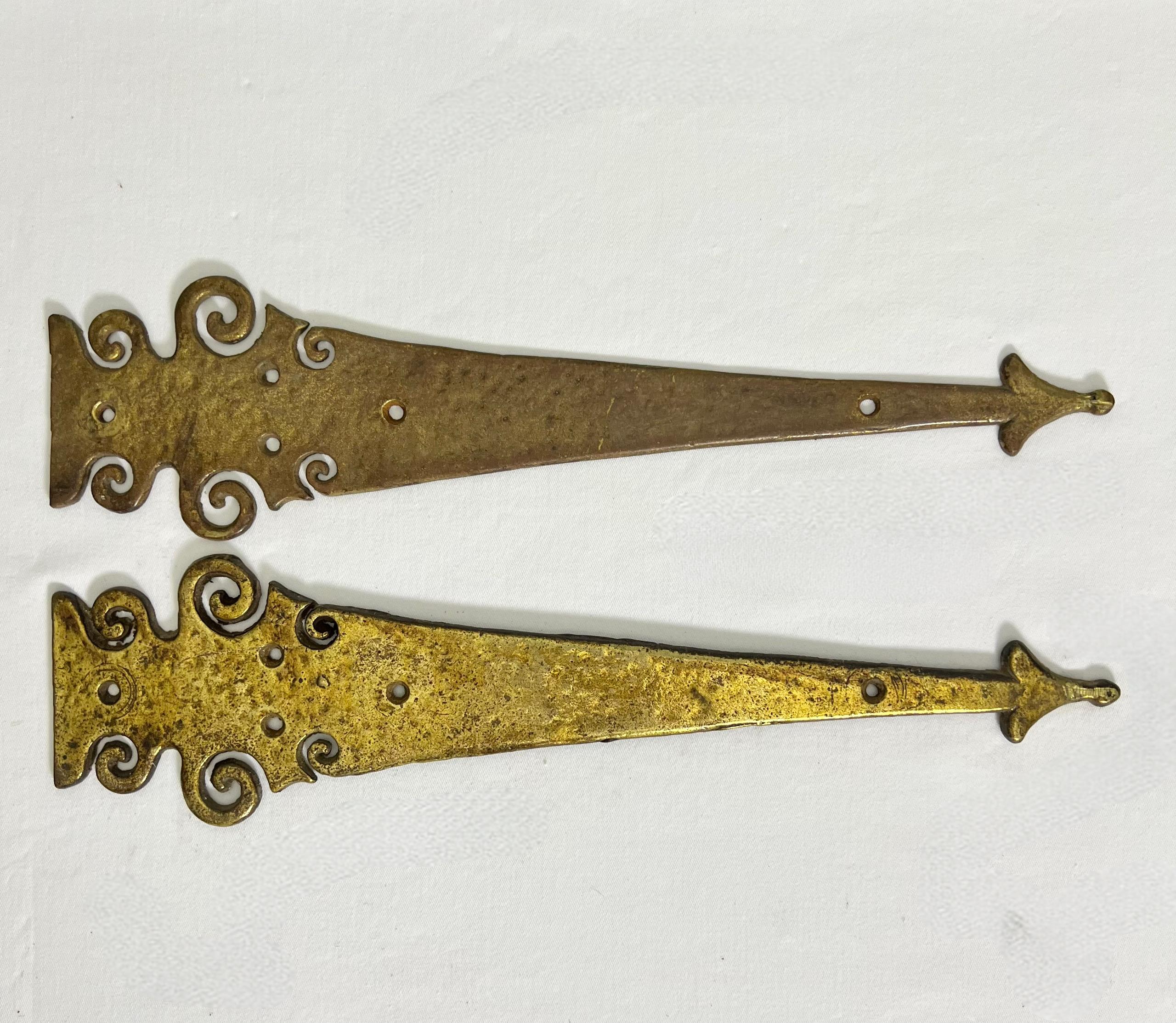 Forged 1940s Hammered Brass Door Strap Hinges by Wm. Spencer with Brass Door Knocker For Sale