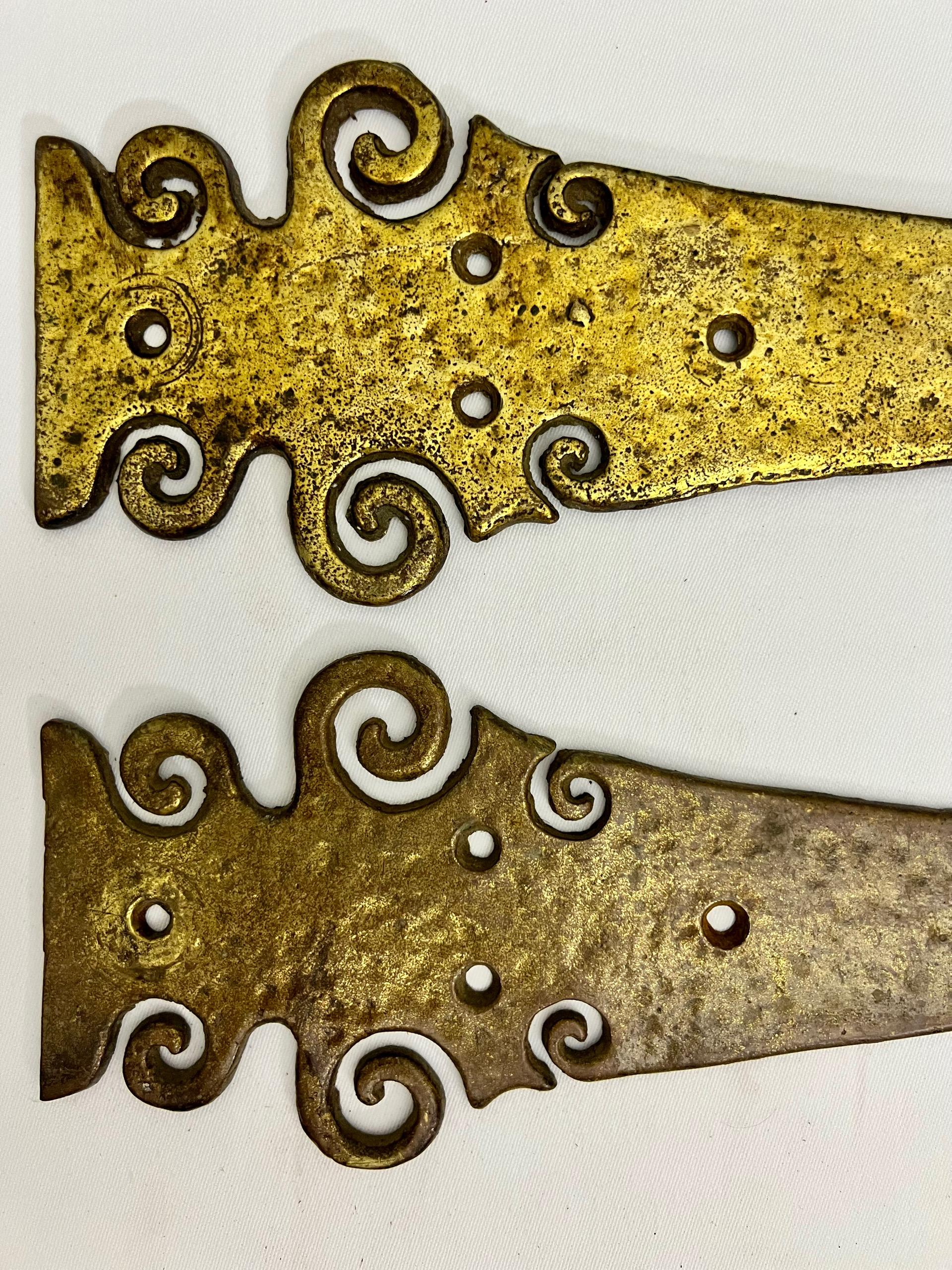 1940s Hammered Brass Door Strap Hinges by Wm. Spencer with Brass Door Knocker In Good Condition For Sale In Doylestown, PA