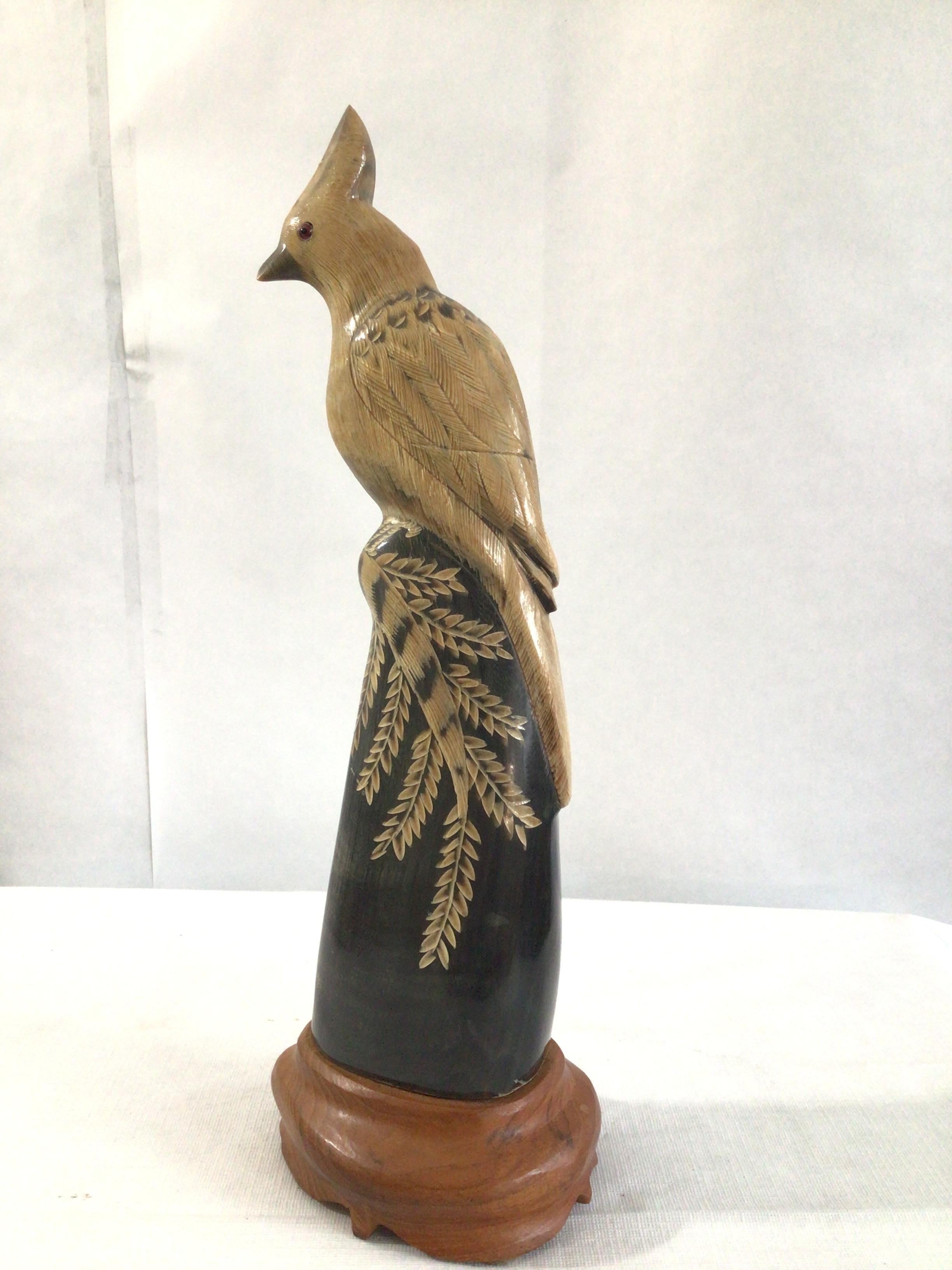 1940er Jahre Han geschnitzte Wasserbüffelhorn-Skulptur eines detaillierten Vogels auf einem Holzsockel (Geschnitzt) im Angebot