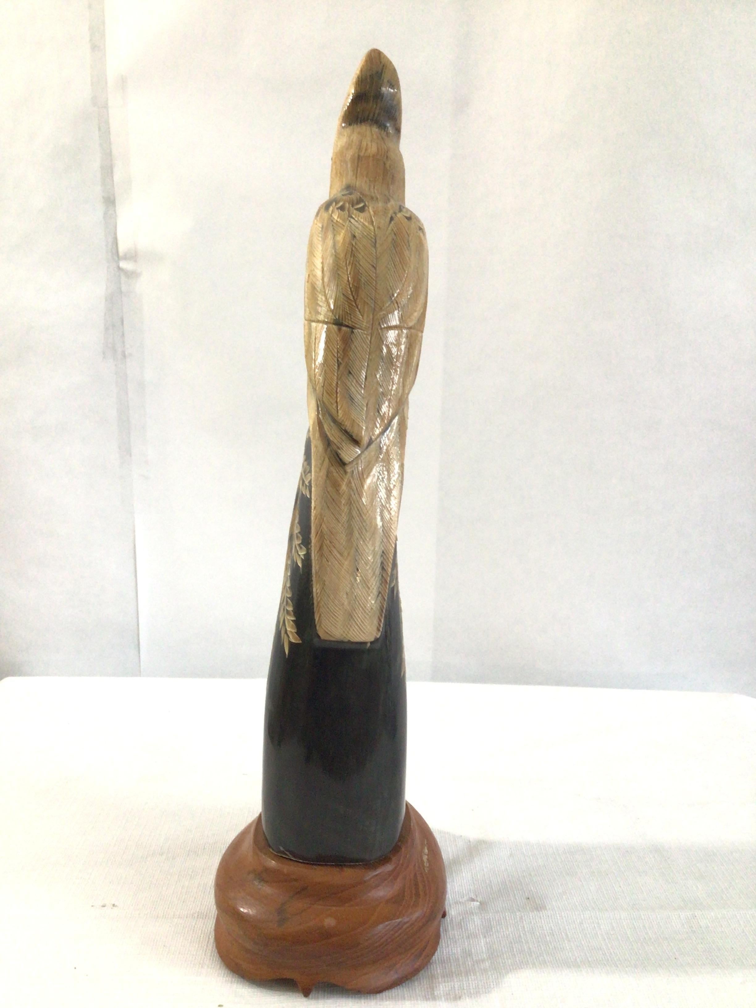 1940er Jahre Han geschnitzte Wasserbüffelhorn-Skulptur eines detaillierten Vogels auf einem Holzsockel im Zustand „Gut“ im Angebot in Tarrytown, NY
