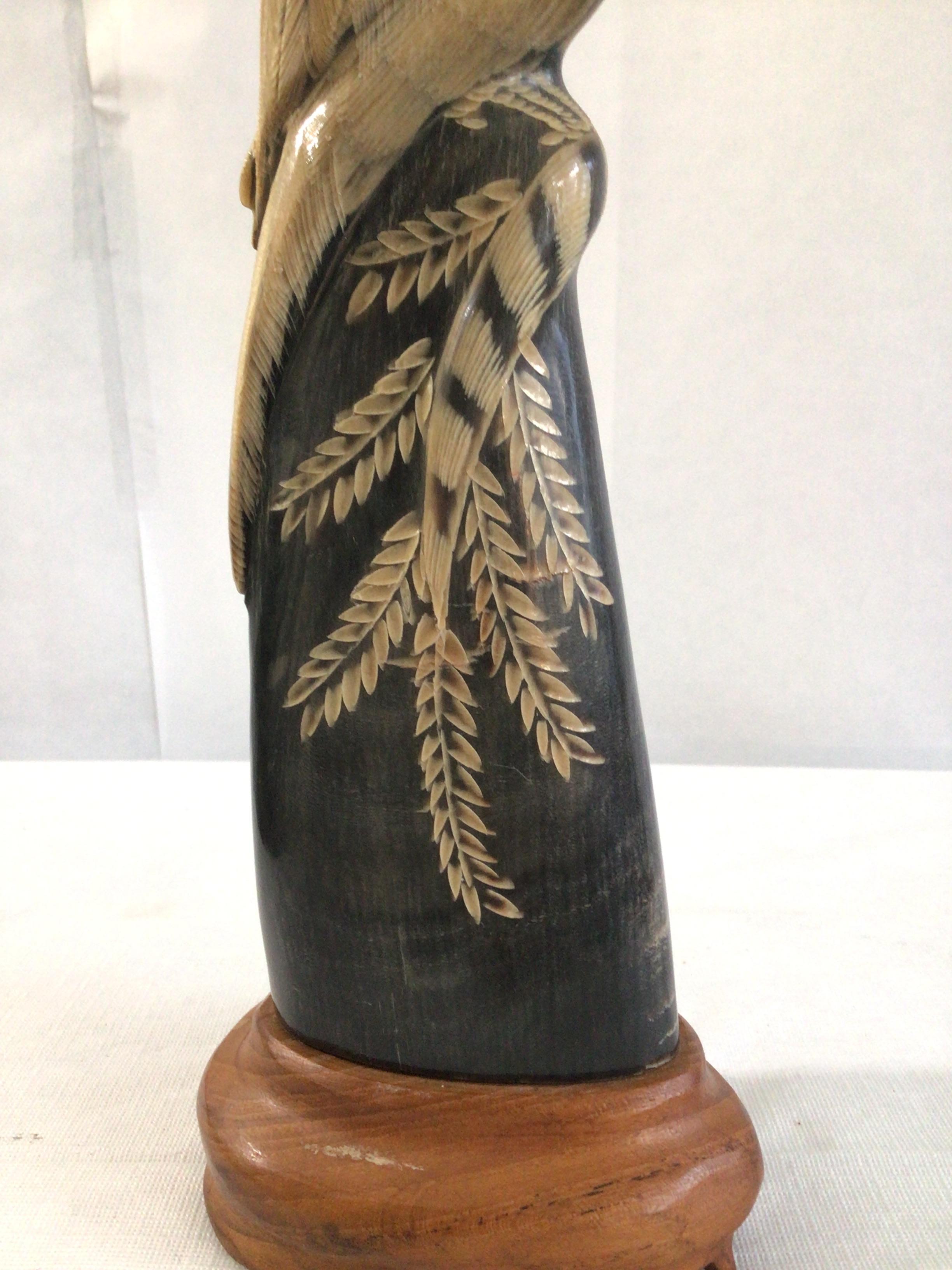 1940er Jahre Han geschnitzte Wasserbüffelhorn-Skulptur eines detaillierten Vogels auf einem Holzsockel (Horn) im Angebot