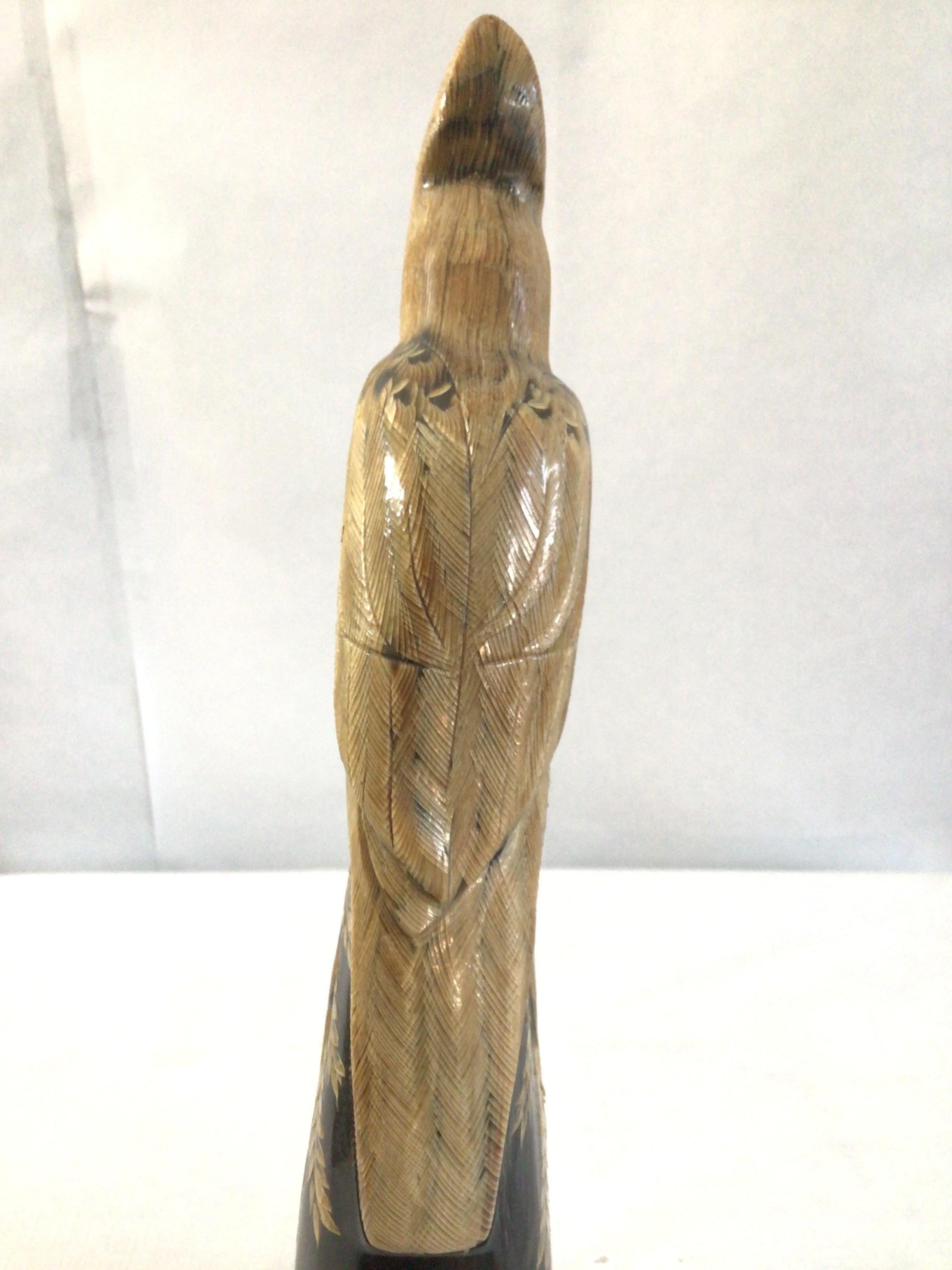 1940er Jahre Han geschnitzte Wasserbüffelhorn-Skulptur eines detaillierten Vogels auf einem Holzsockel im Angebot 1