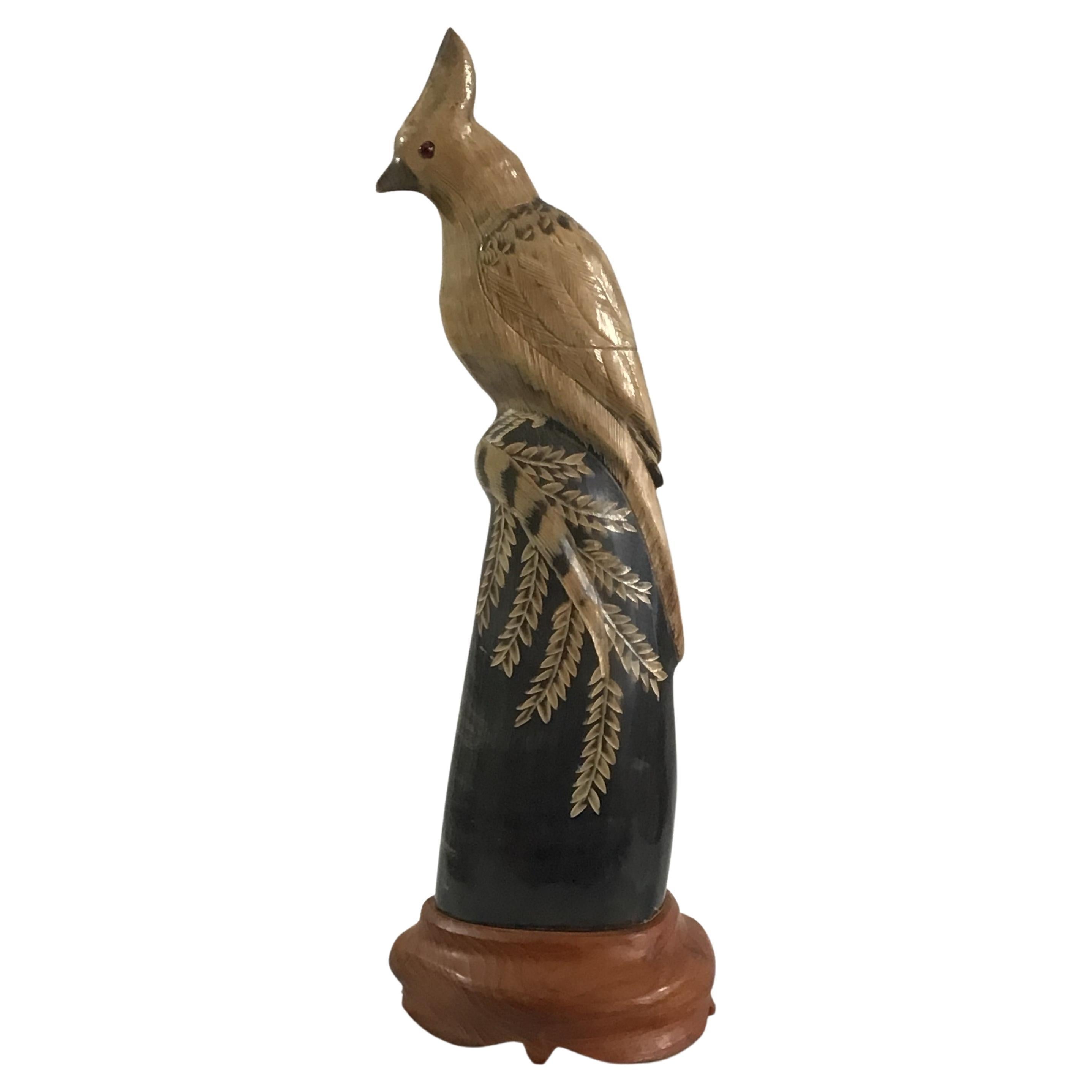 1940er Jahre Han geschnitzte Wasserbüffelhorn-Skulptur eines detaillierten Vogels auf einem Holzsockel