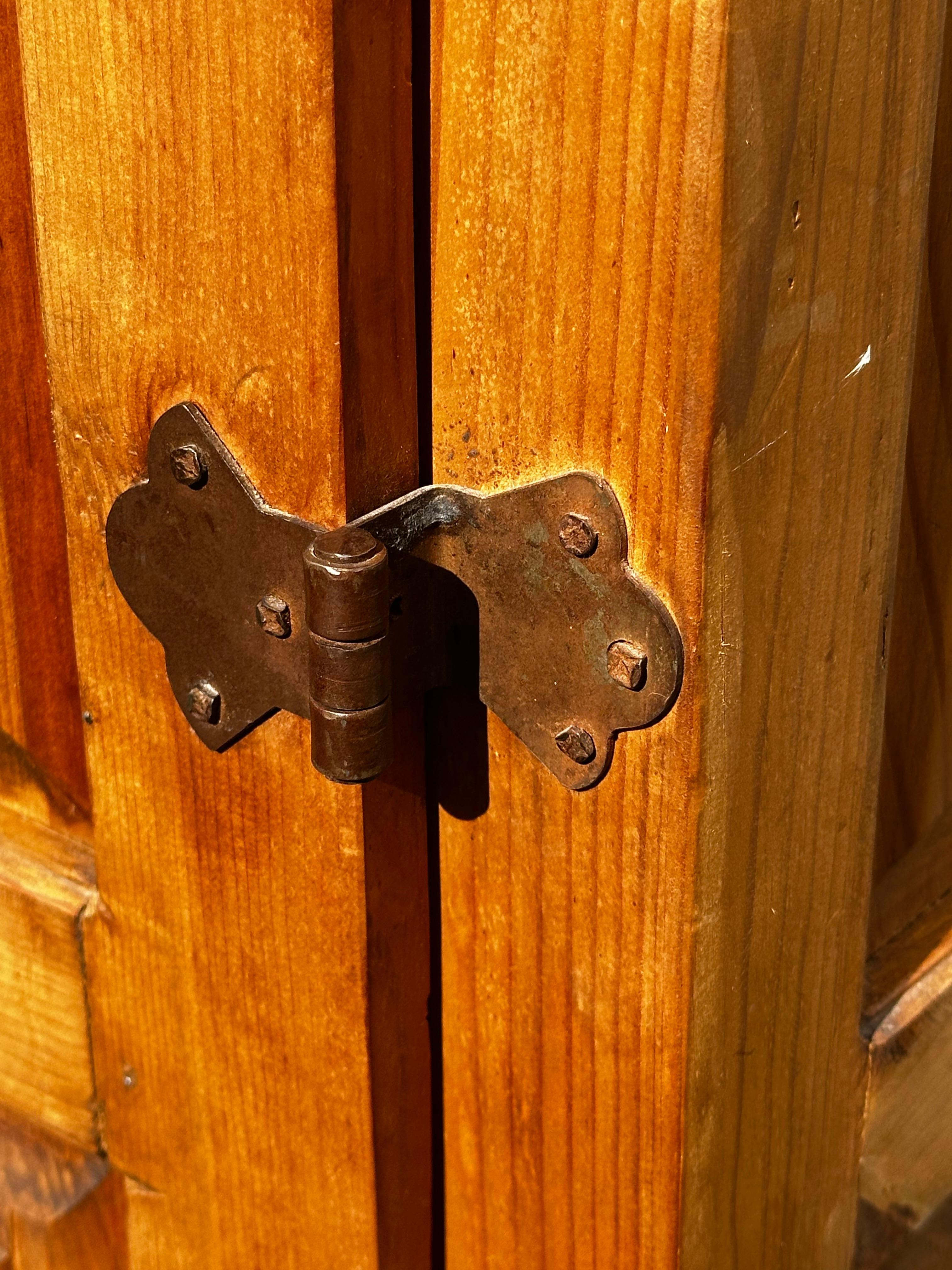 Armoire mexicaine en bois arqué des années 1940, sculptée à la main, ensemble de 2 tables de nuit en vente 3