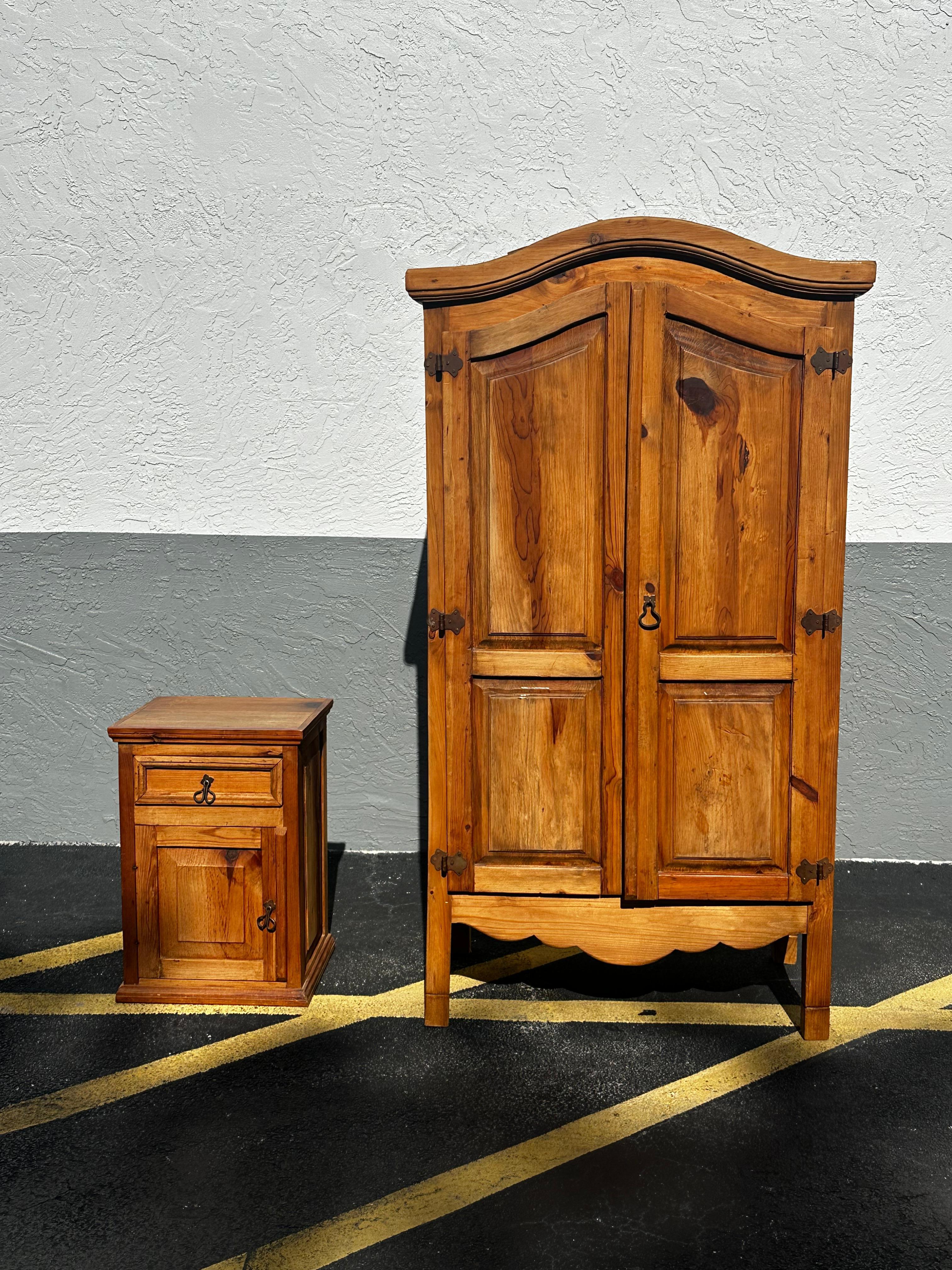 Fabriquée dans les années 1940, cette armoire à panneaux avec tiroirs et poignées en fer a été réalisée à la main au Mexique. Cette grande armoire adopte une Silhouette linéaire, comprenant deux portes supérieures, deux portes inférieures et deux